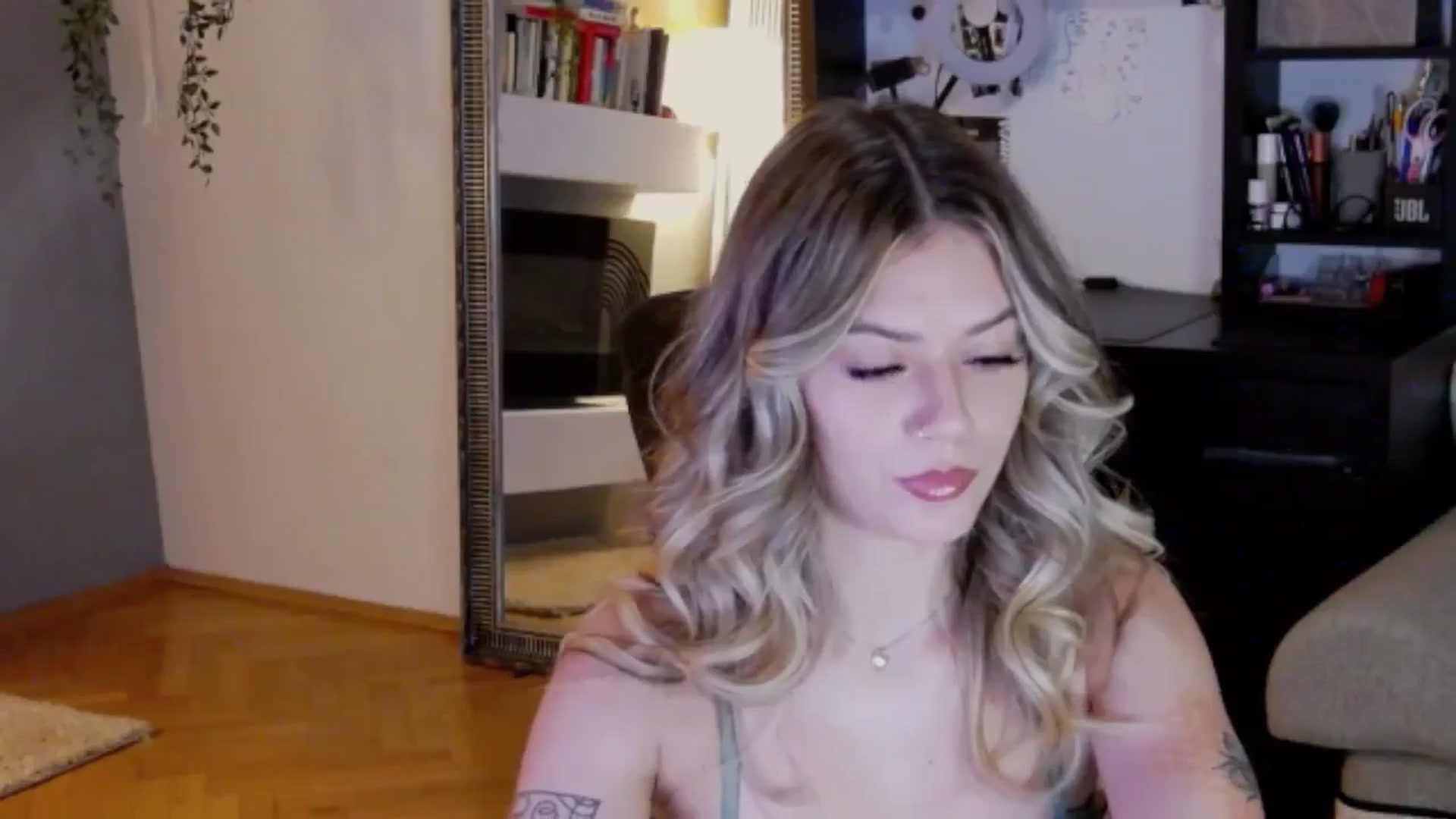Gallery image thumbnail from RiriBee's myfreecams stream on, 08/16/2024, 24:37 image 12 of 20