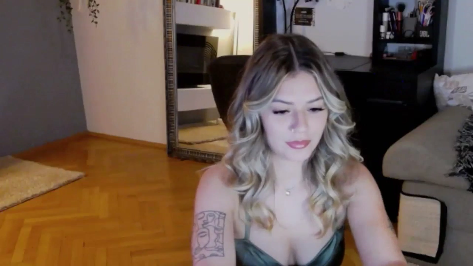 Gallery image thumbnail from RiriBee's myfreecams stream on, 08/16/2024, 24:37 image 9 of 20