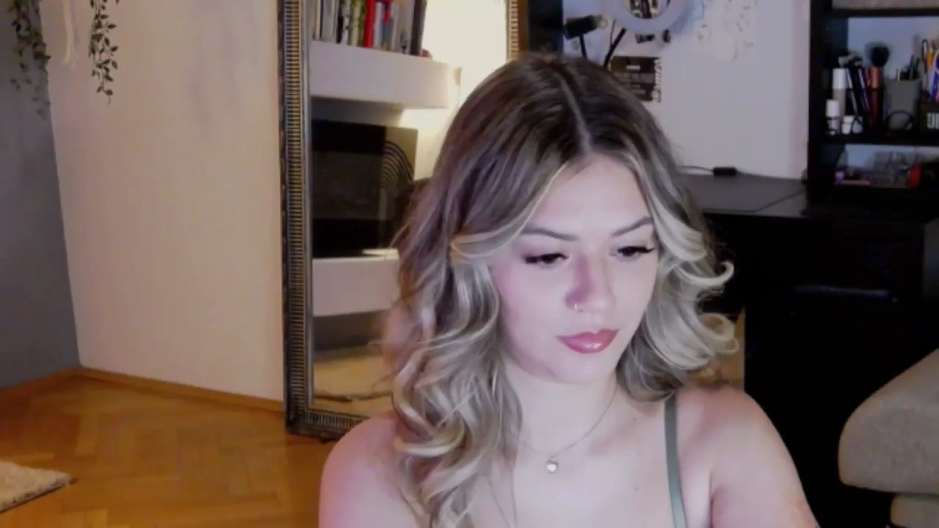 Gallery image thumbnail from RiriBee's myfreecams stream on, 08/16/2024, 24:37 image 14 of 20