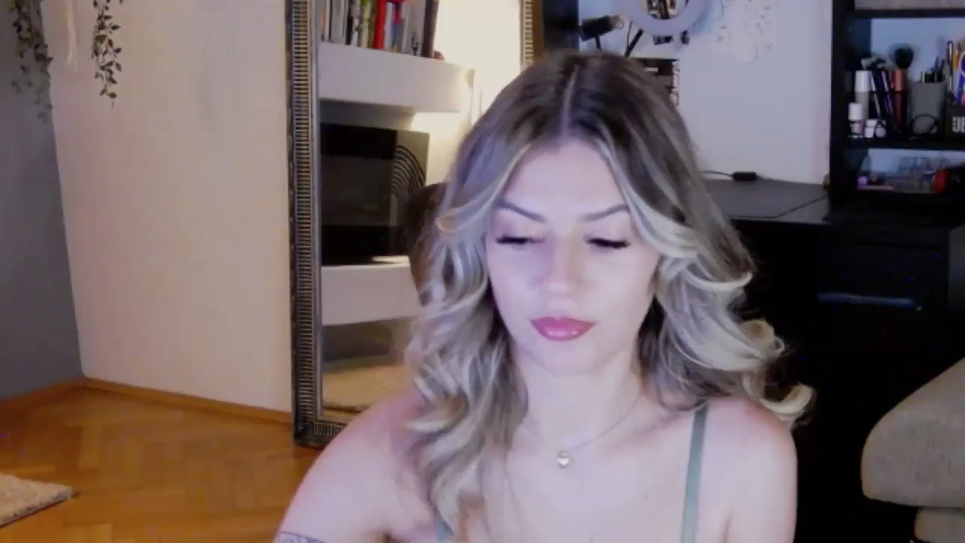 Gallery image thumbnail from RiriBee's myfreecams stream on, 08/16/2024, 24:37 image 15 of 20