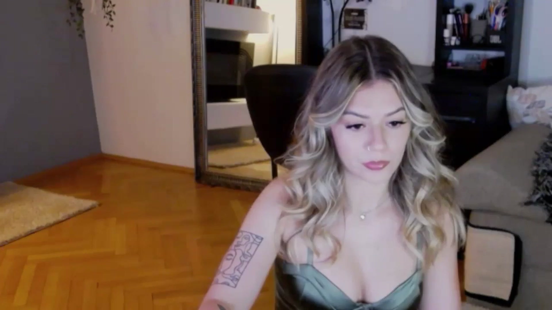 Gallery image thumbnail from RiriBee's myfreecams stream on, 08/16/2024, 24:37 image 3 of 20