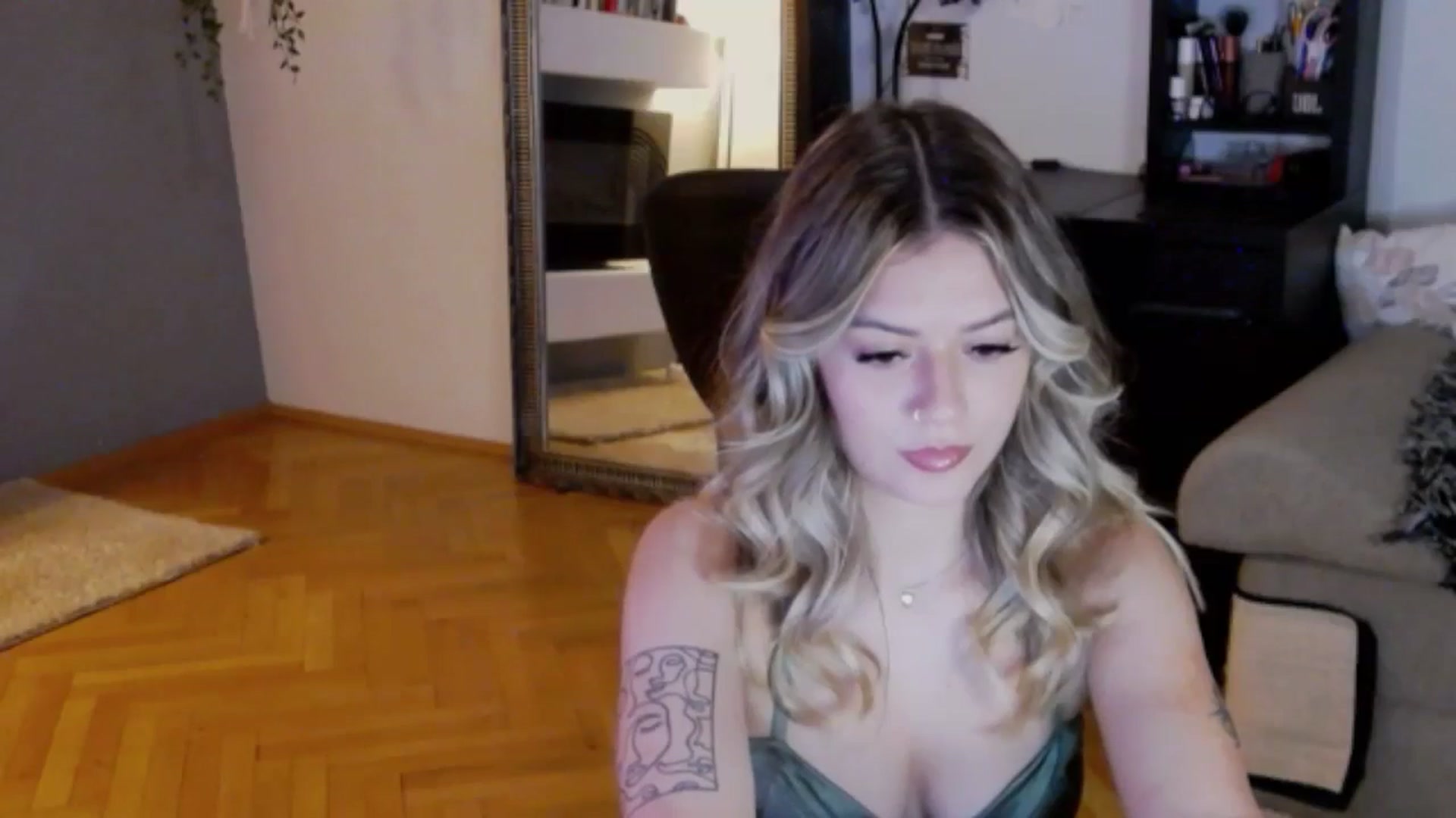 Gallery image thumbnail from RiriBee's myfreecams stream on, 08/16/2024, 24:37 image 4 of 20