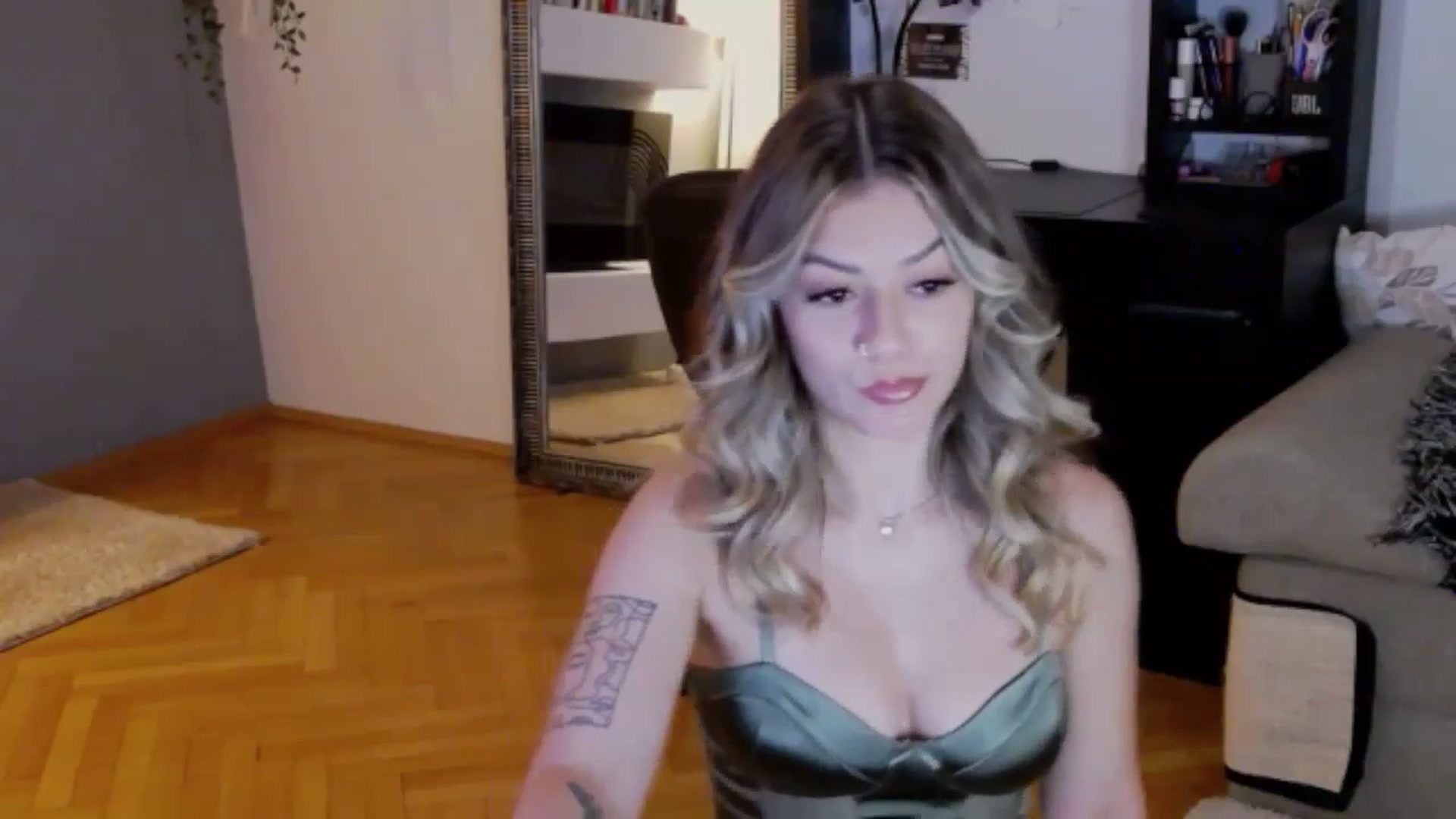 Gallery image thumbnail from RiriBee's myfreecams stream on, 08/16/2024, 24:37 image 10 of 20