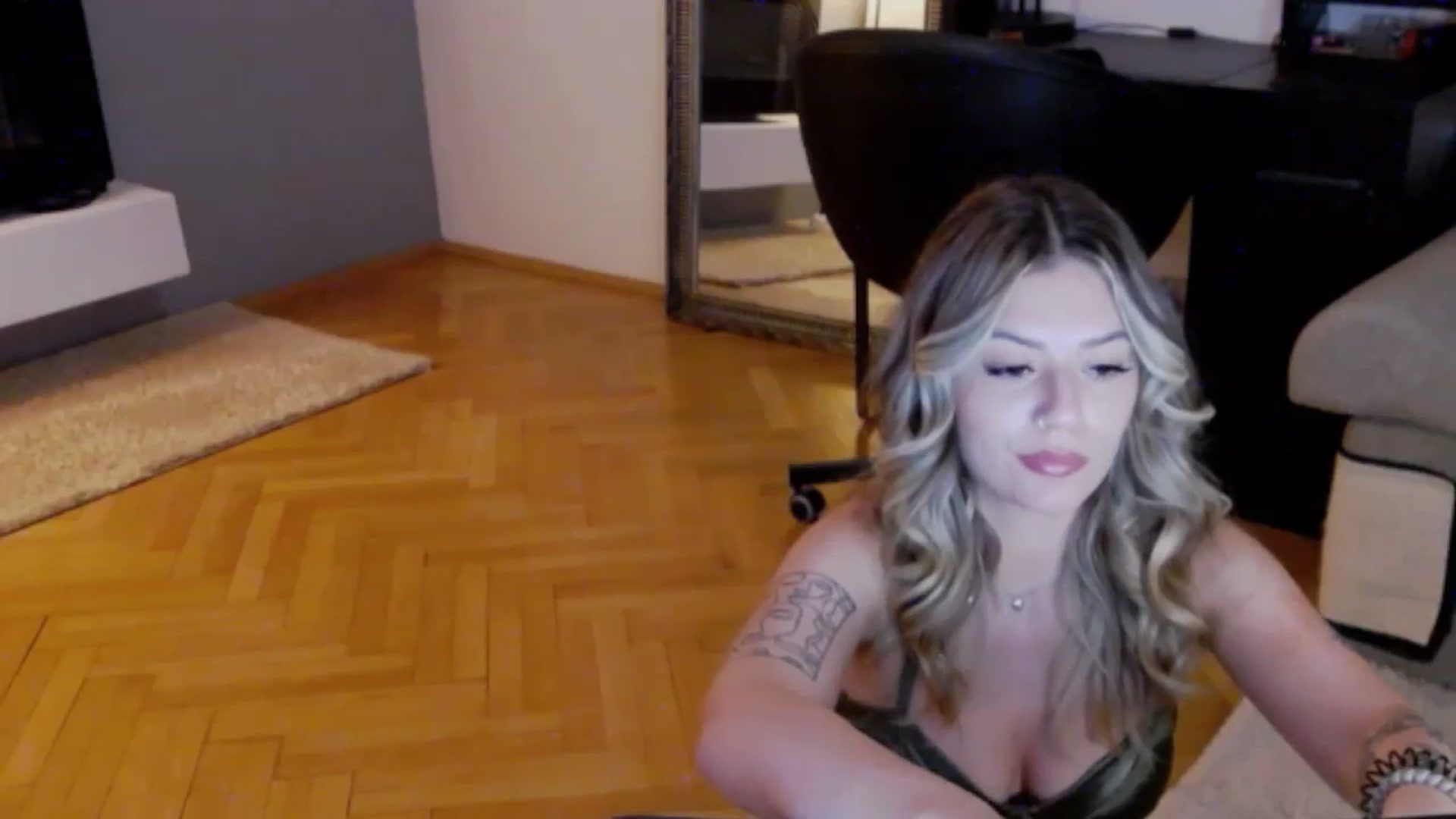 Gallery image thumbnail from RiriBee's myfreecams stream on, 08/16/2024, 01:18 image 14 of 20