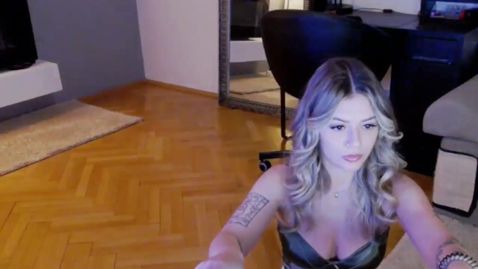 Gallery image thumbnail from RiriBee's myfreecams stream on, 08/16/2024, 01:18 image 18 of 20