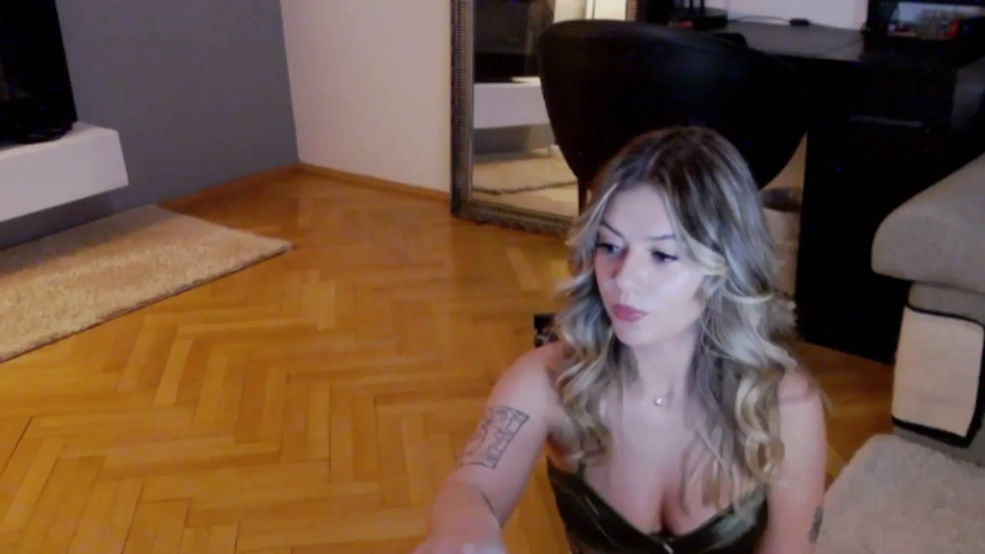 Gallery image thumbnail from RiriBee's myfreecams stream on, 08/16/2024, 01:18 image 16 of 20