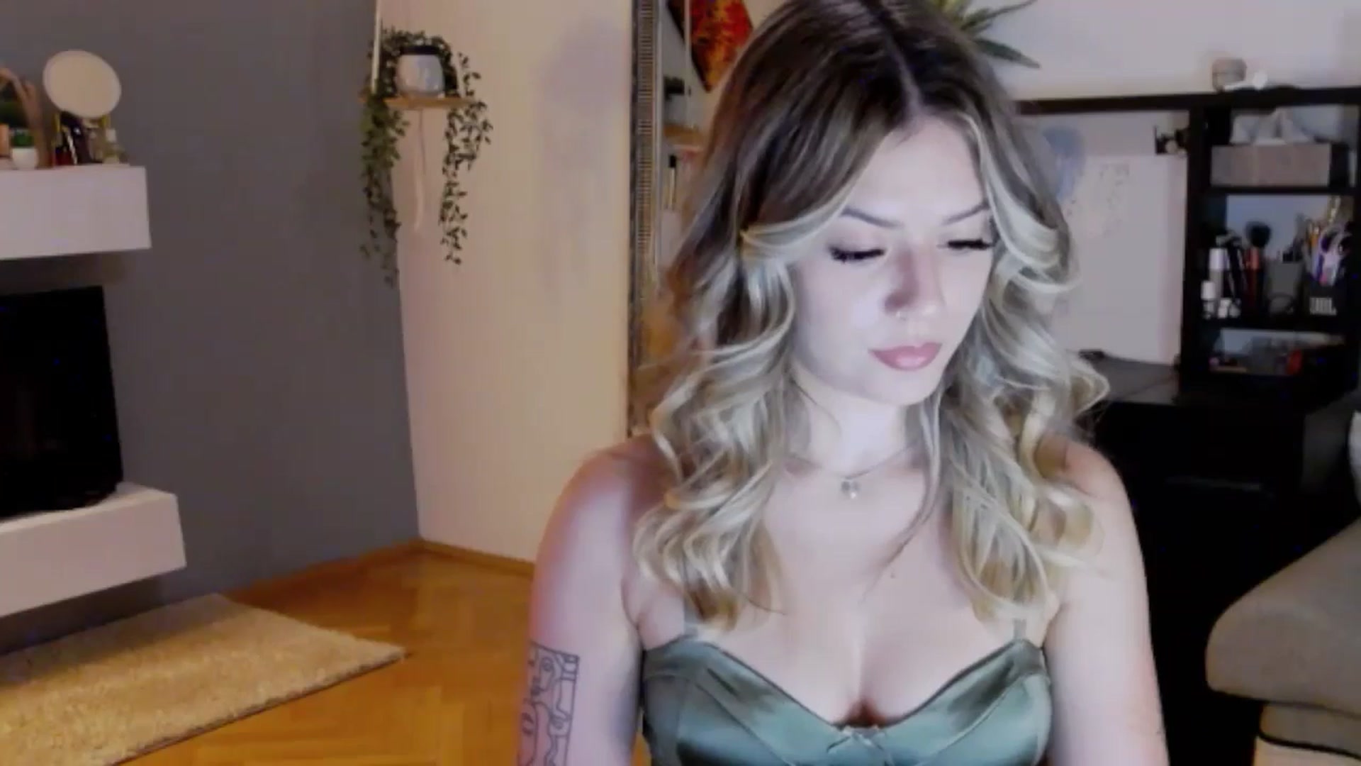 Gallery image thumbnail from RiriBee's myfreecams stream on, 08/16/2024, 01:18 image 4 of 20