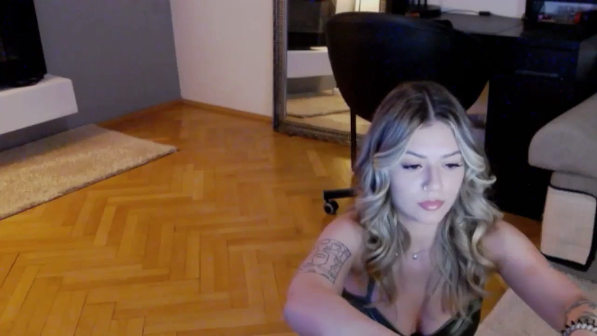Gallery image thumbnail from RiriBee's myfreecams stream on, 08/16/2024, 01:18 image 17 of 20