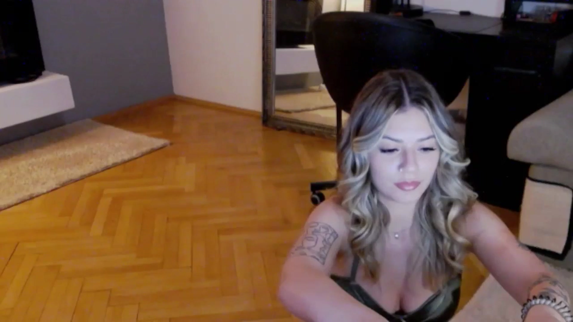 Gallery image thumbnail from RiriBee's myfreecams stream on, 08/16/2024, 01:18 image 15 of 20
