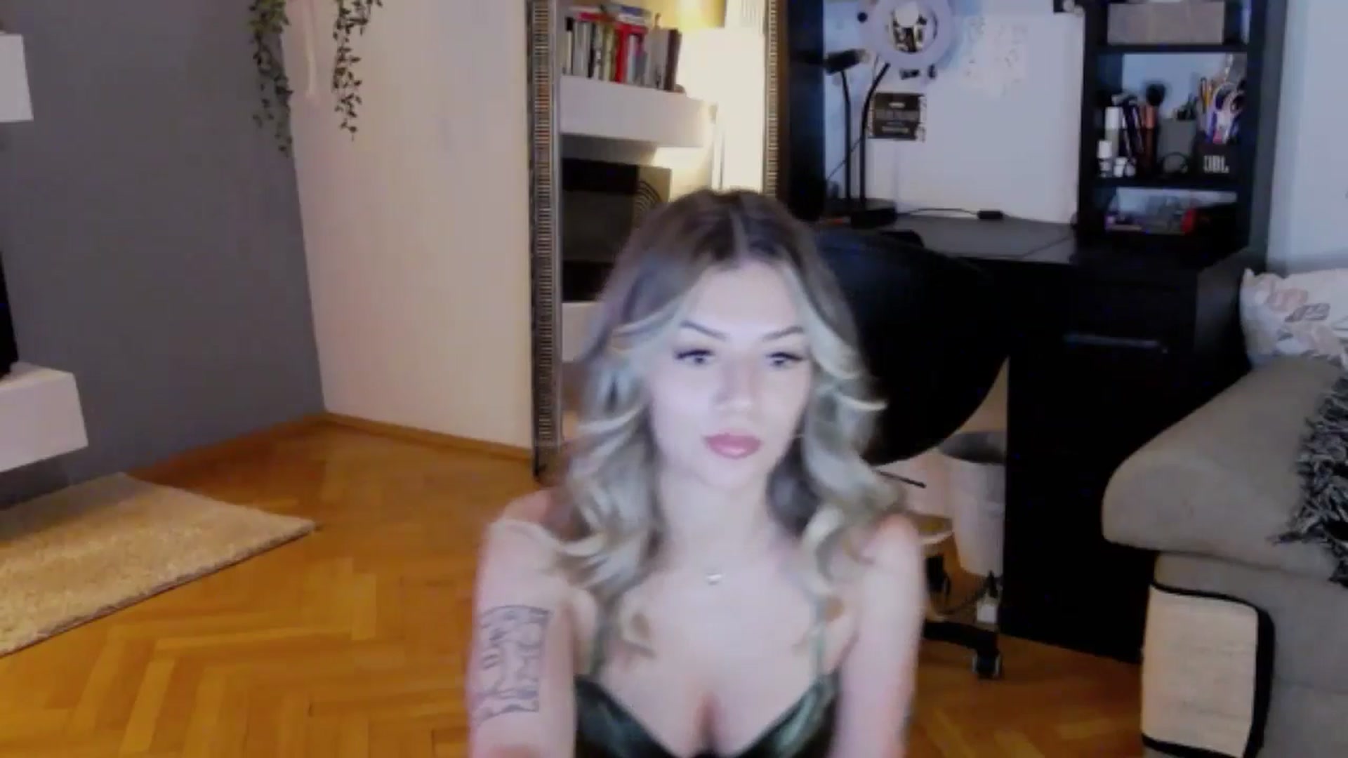 Gallery image thumbnail from RiriBee's myfreecams stream on, 08/16/2024, 01:49 image 9 of 20