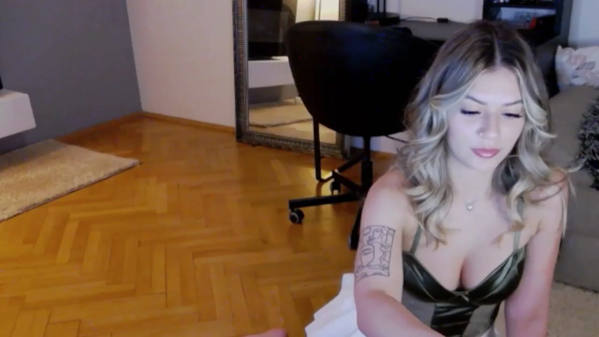 Gallery image thumbnail from RiriBee's myfreecams stream on, 08/16/2024, 01:49 image 16 of 20