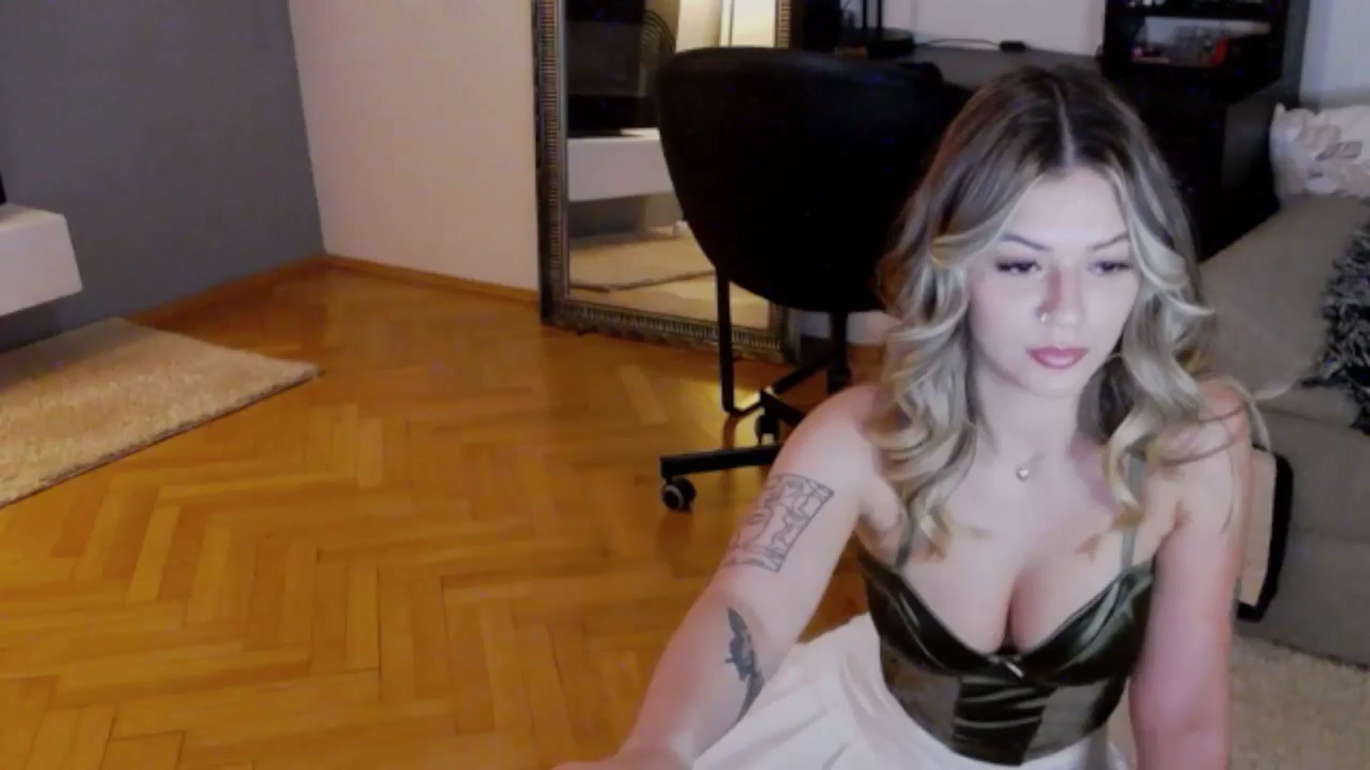 Gallery image thumbnail from RiriBee's myfreecams stream on, 08/16/2024, 01:49 image 17 of 20