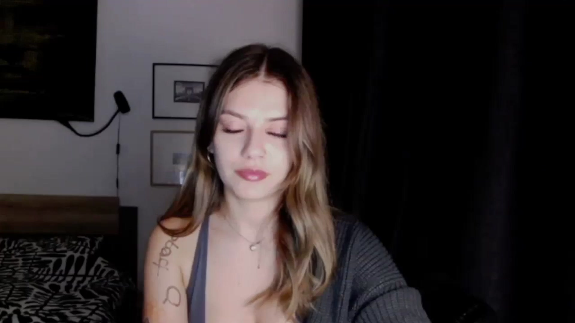 Gallery image thumbnail from RiriBee's myfreecams stream on, 10/20/2024, 19:48 image 13 of 20