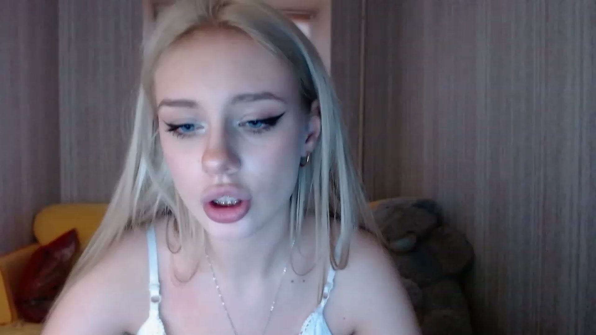 Gallery image thumbnail from Ririma_xo's myfreecams stream on, 11/14/2022, 13:41 image 16 of 20