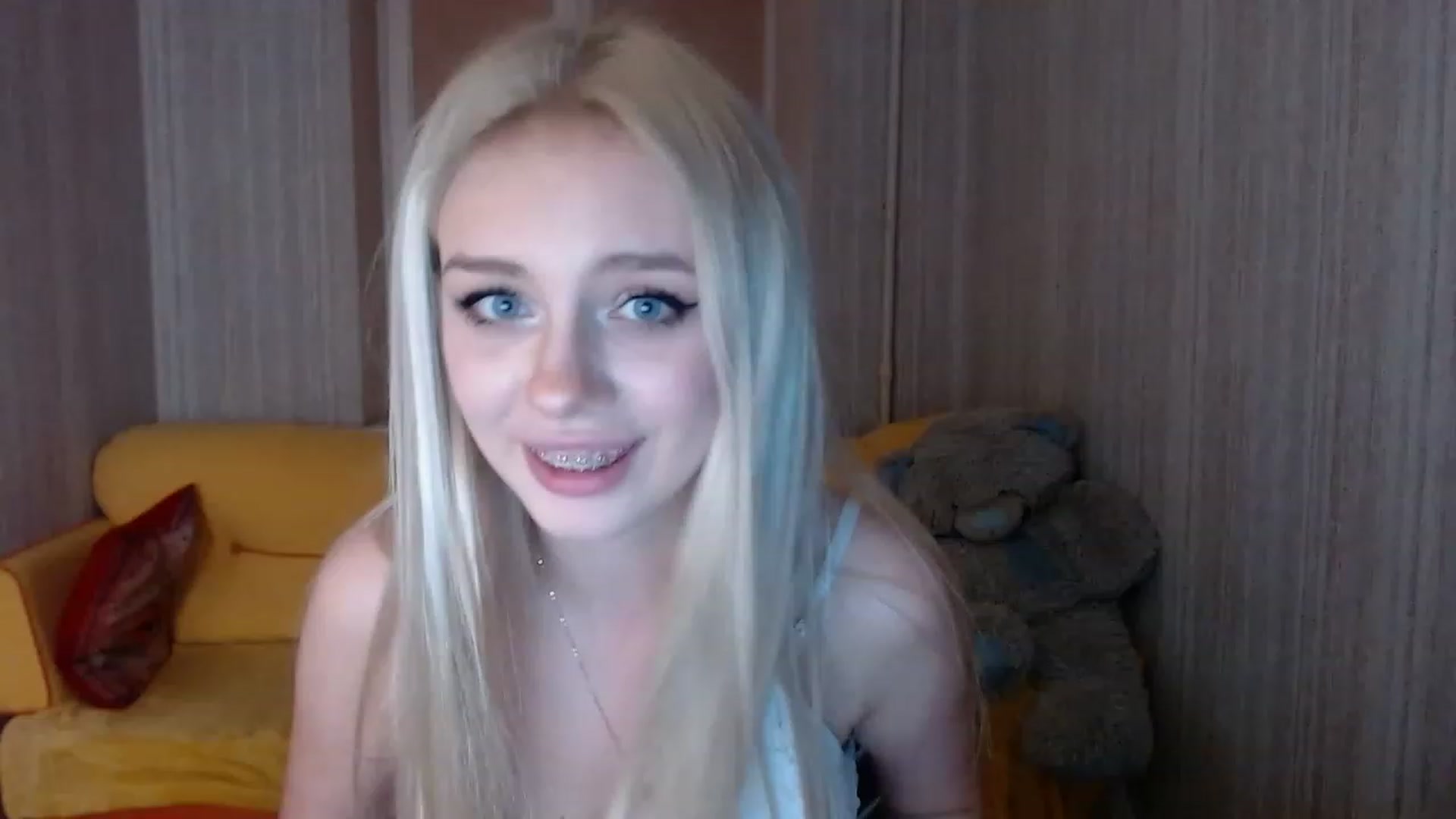 Gallery image thumbnail from Ririma_xo's myfreecams stream on, 11/14/2022, 16:40 image 7 of 20