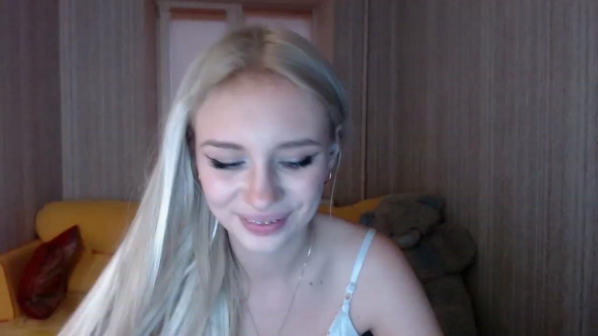Gallery image thumbnail from Ririma_xo's myfreecams stream on, 11/14/2022, 16:40 image 4 of 20