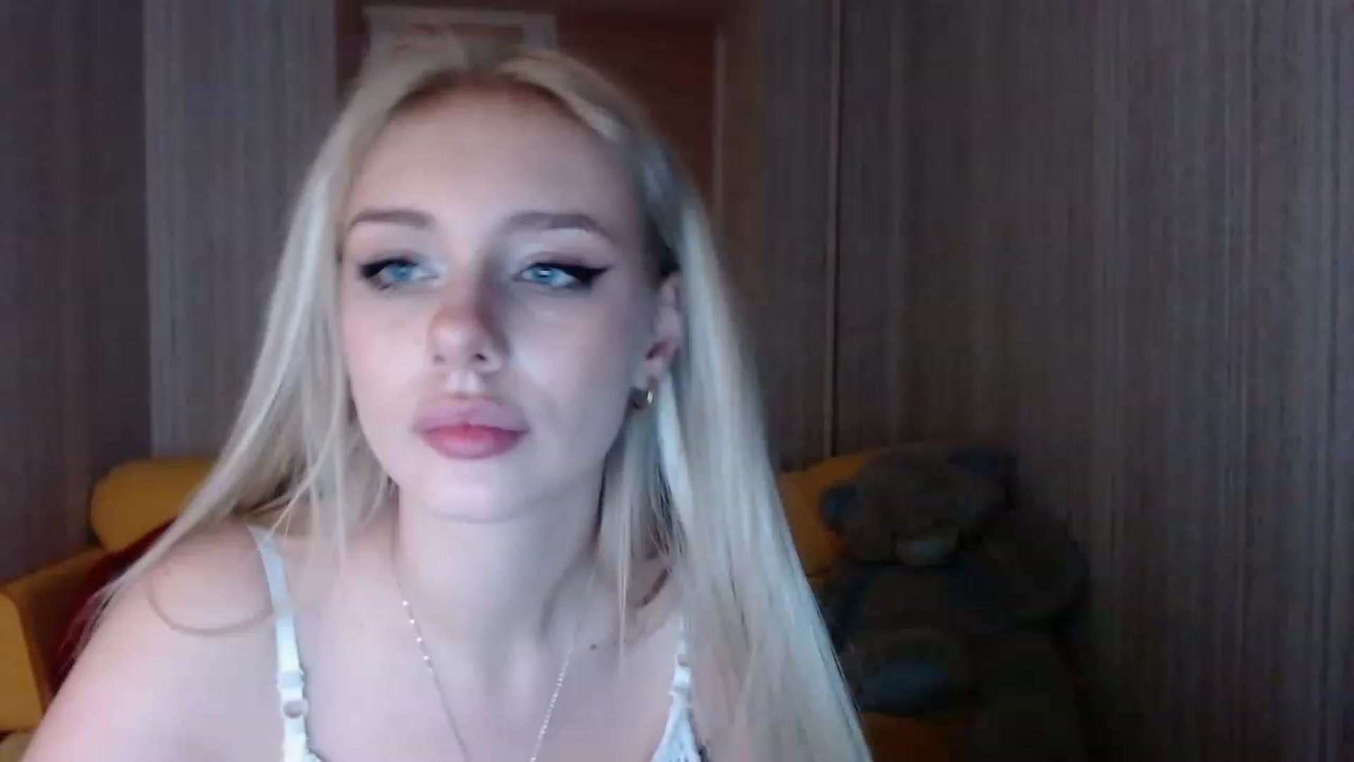 Gallery image thumbnail from Ririma_xo's myfreecams stream on, 11/14/2022, 17:15 image 16 of 20