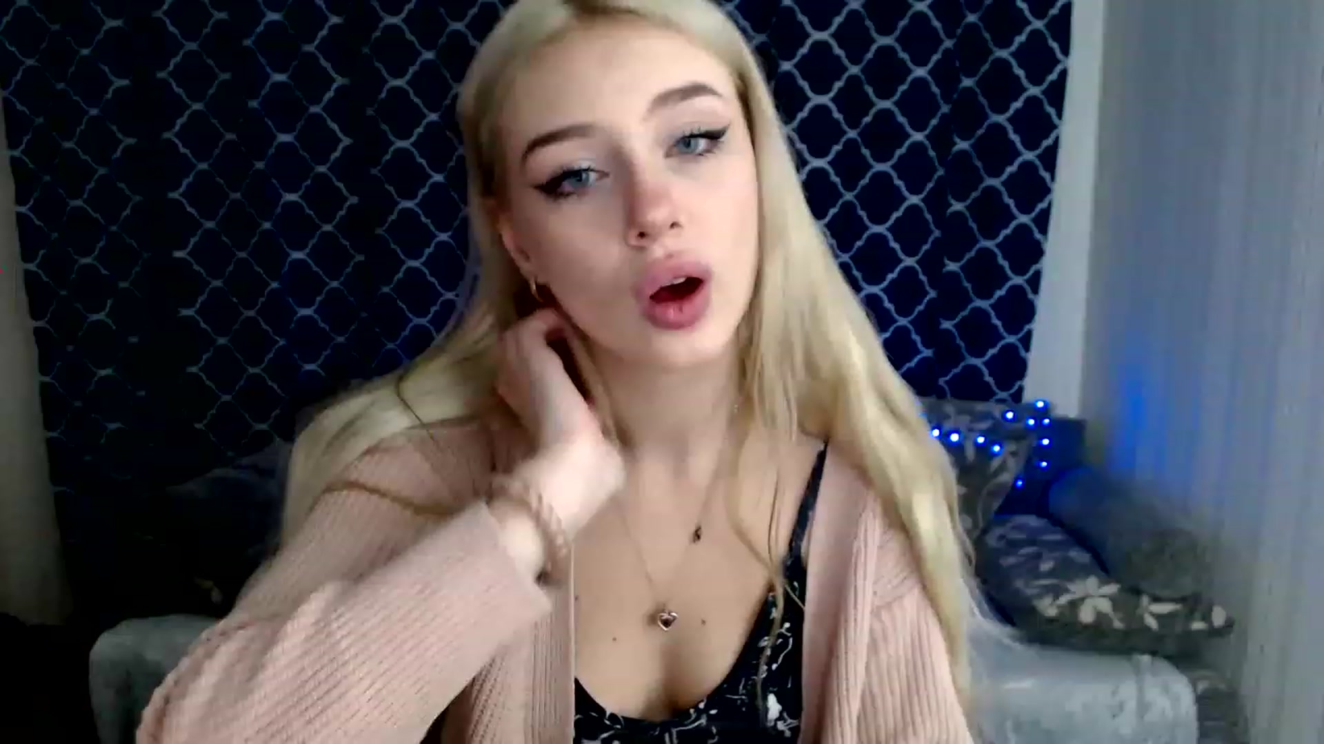 Gallery image thumbnail from Ririma_xo's myfreecams stream on, 11/17/2022, 08:07 image 17 of 20
