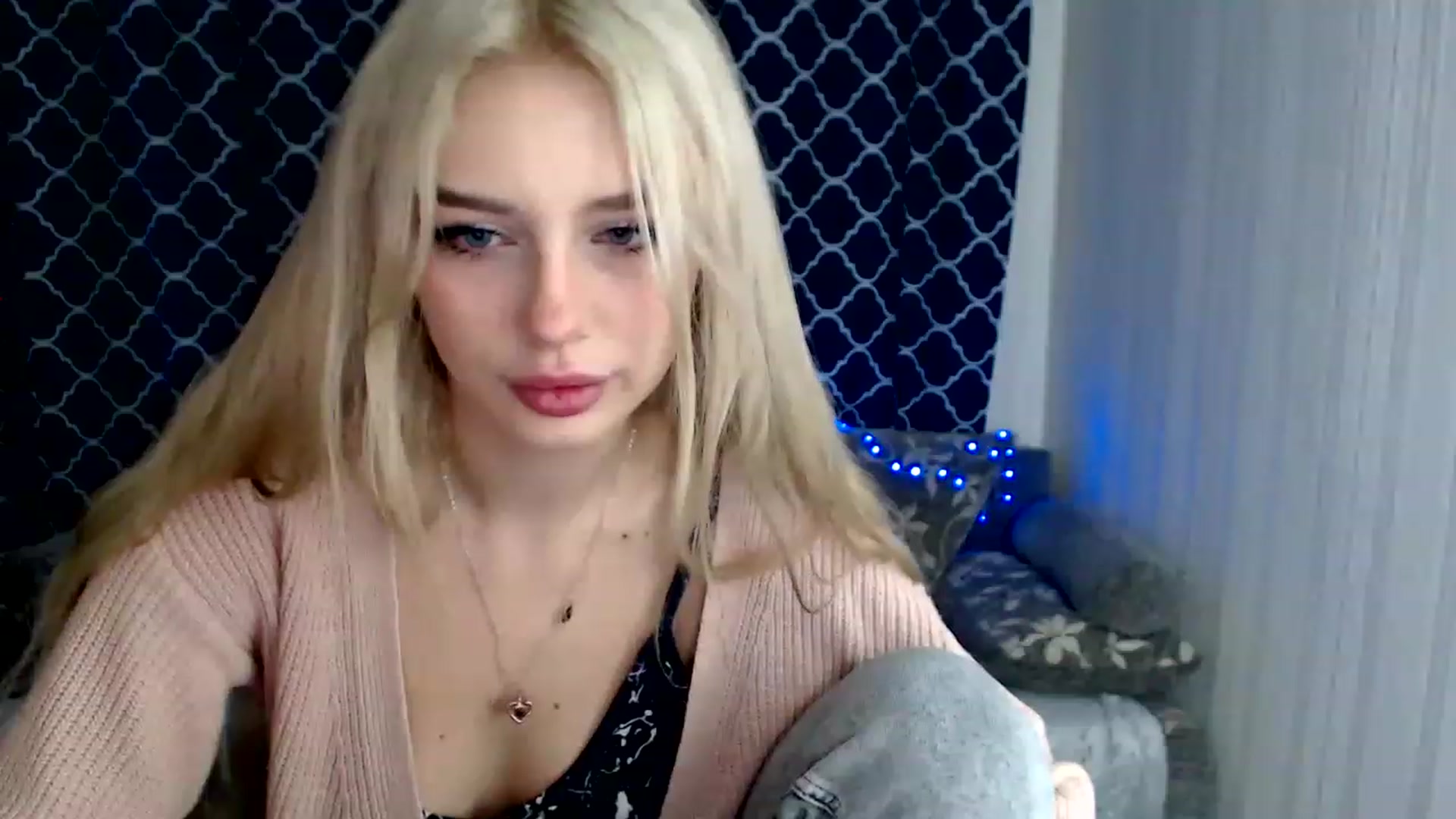 Gallery image thumbnail from Ririma_xo's myfreecams stream on, 11/17/2022, 08:07 image 12 of 20
