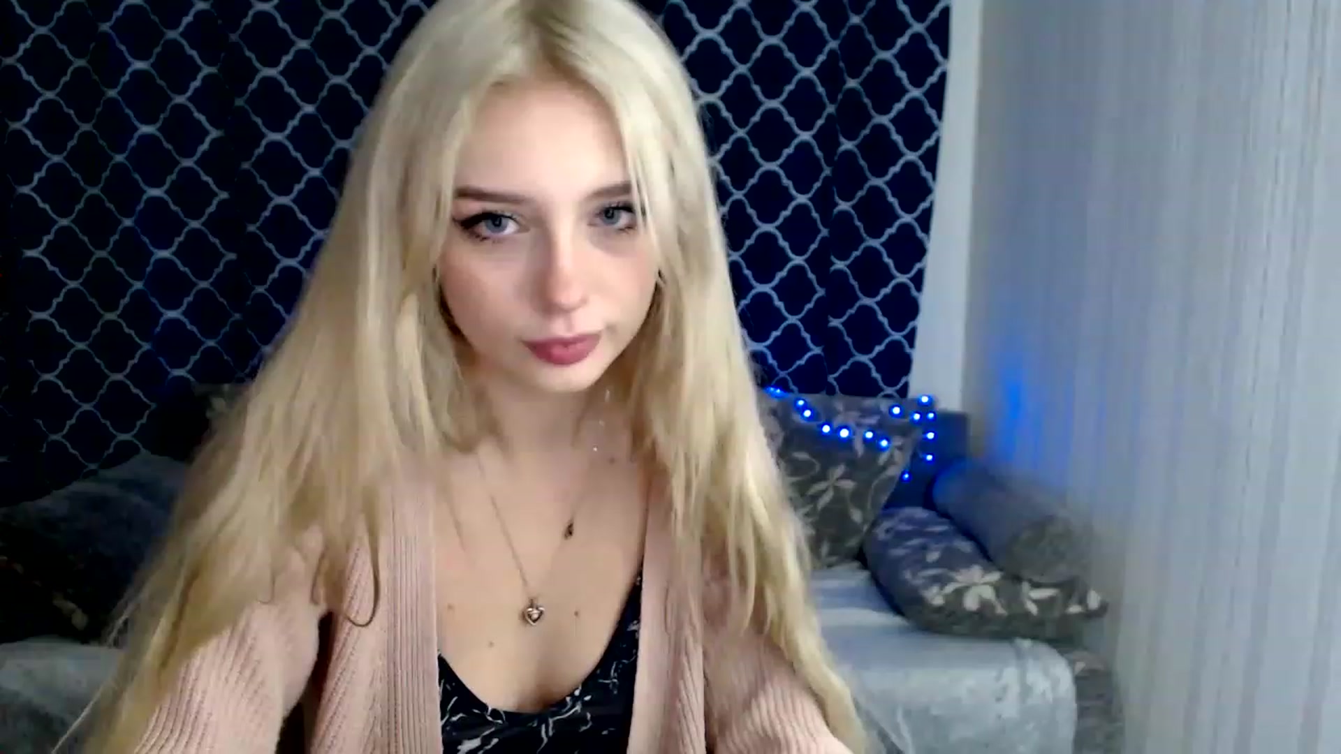 Gallery image thumbnail from Ririma_xo's myfreecams stream on, 11/17/2022, 08:07 image 10 of 20