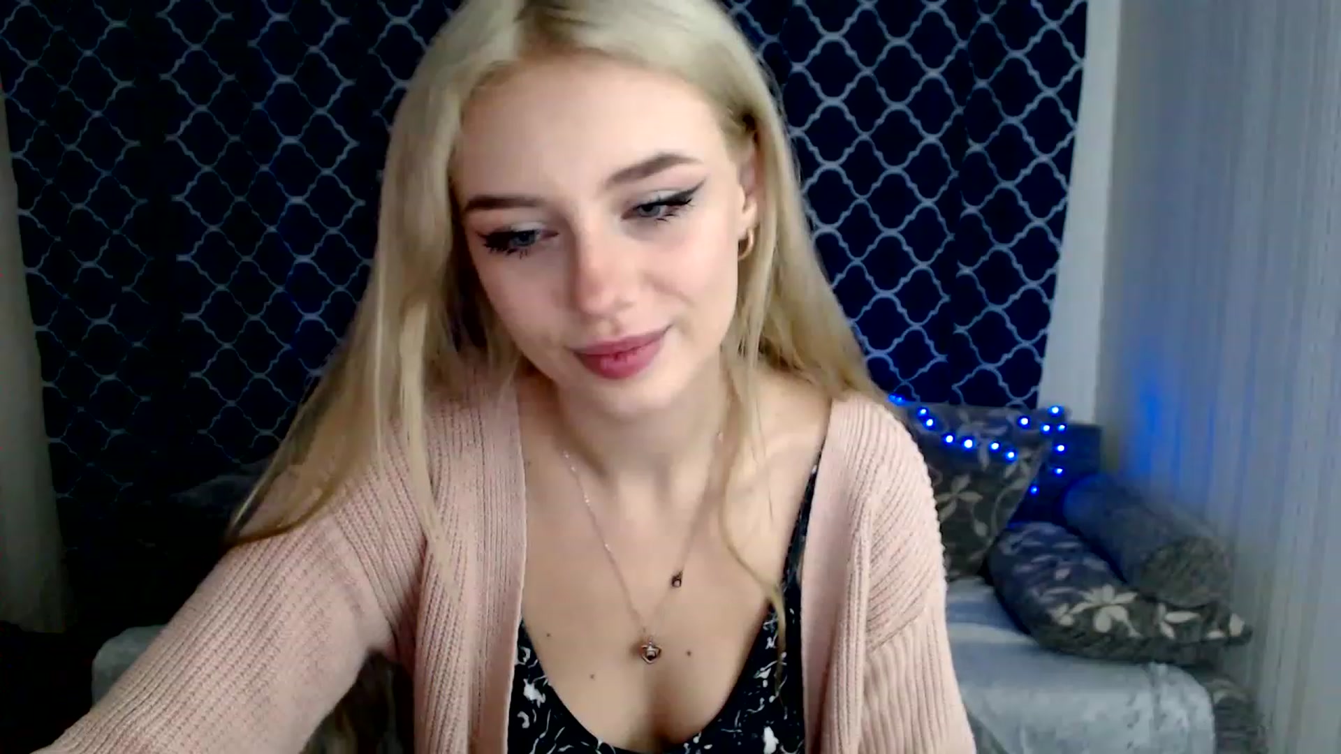Gallery image thumbnail from Ririma_xo's myfreecams stream on, 11/17/2022, 08:07 image 15 of 20