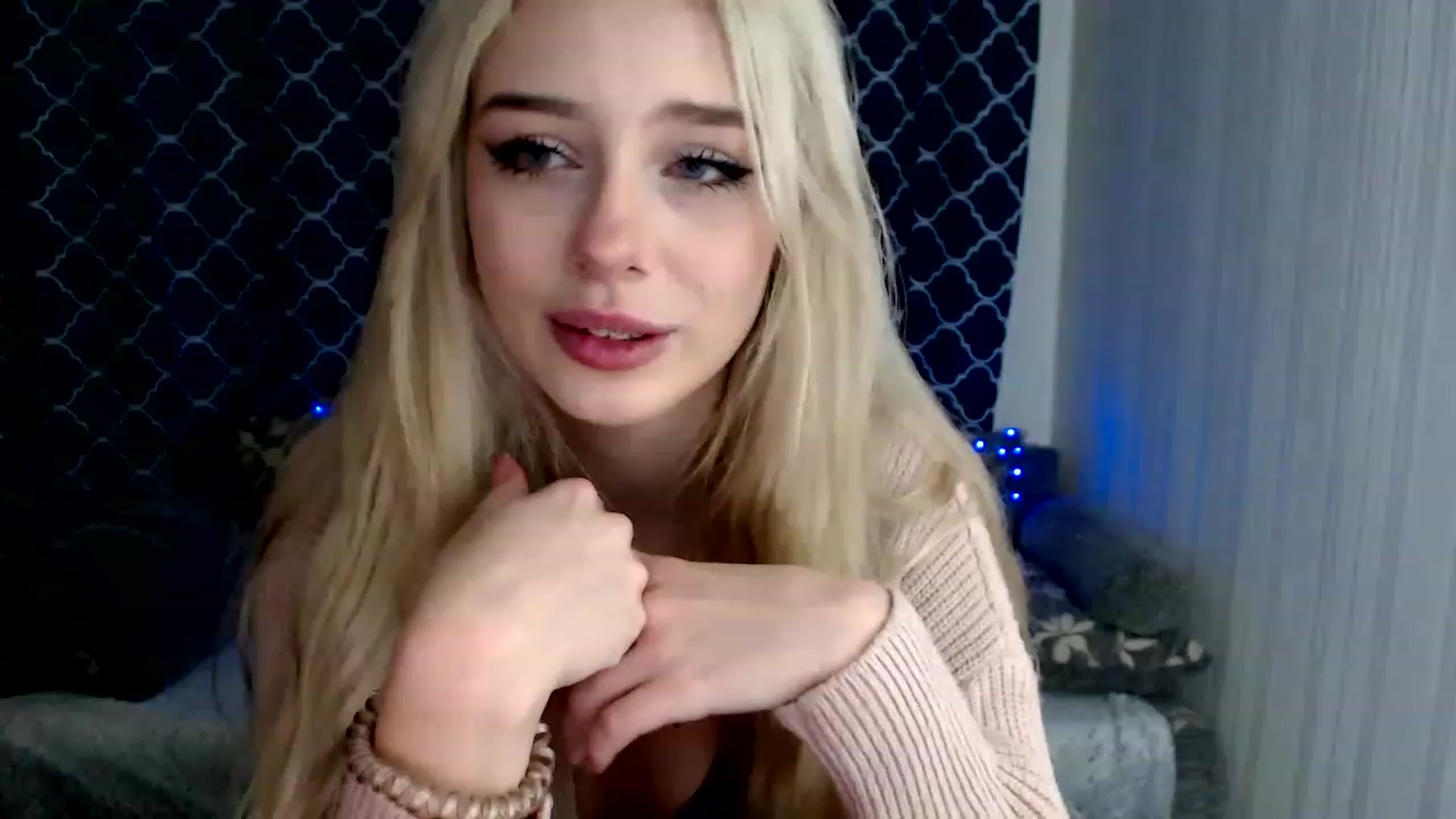 Gallery image thumbnail from Ririma_xo's myfreecams stream on, 11/17/2022, 08:07 image 5 of 20