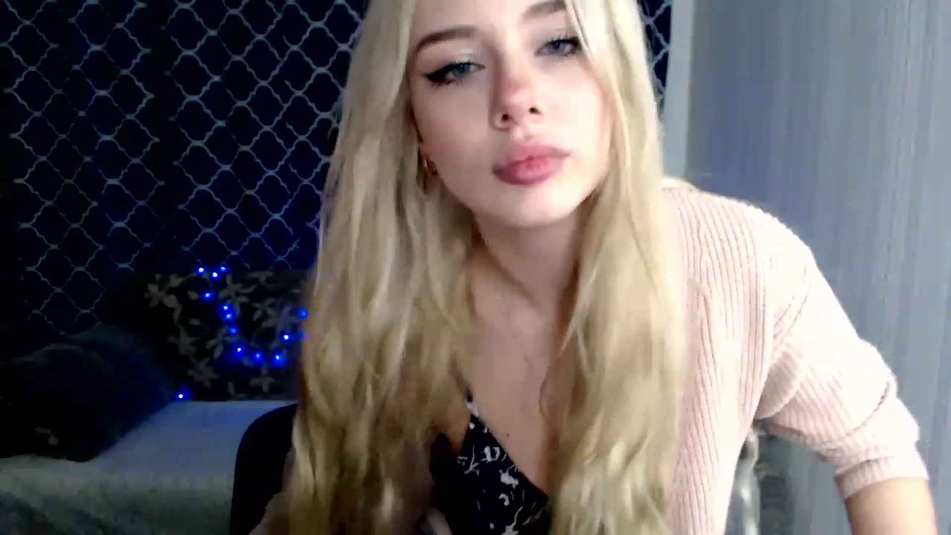 Gallery image thumbnail from Ririma_xo's myfreecams stream on, 11/17/2022, 08:07 image 14 of 20