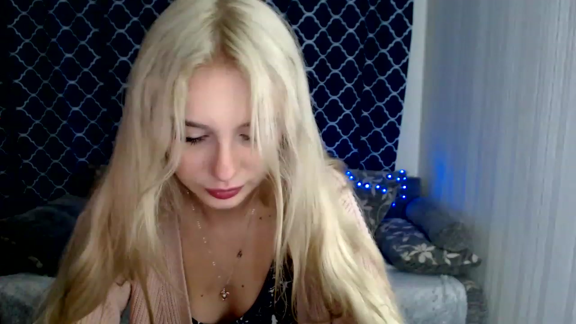 Gallery image thumbnail from Ririma_xo's myfreecams stream on, 11/17/2022, 08:07 image 3 of 20