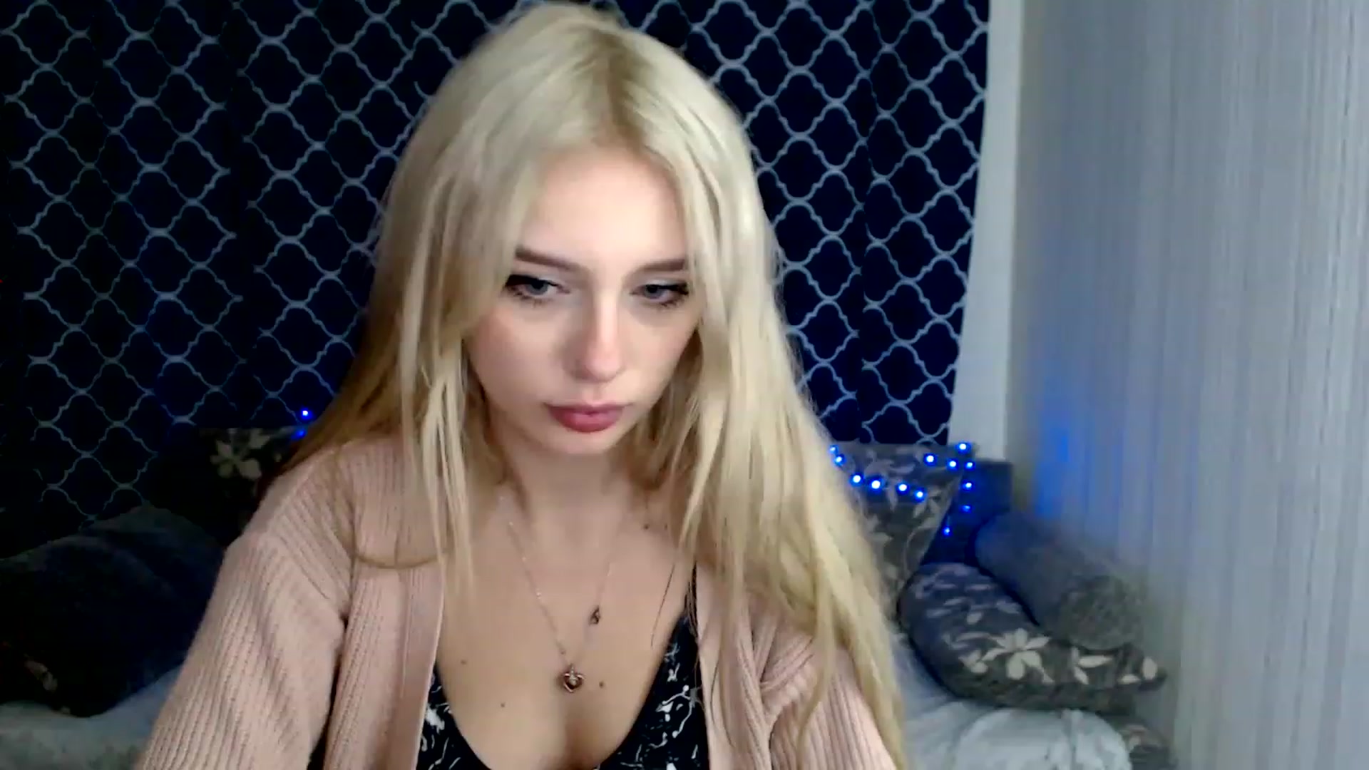 Gallery image thumbnail from Ririma_xo's myfreecams stream on, 11/17/2022, 11:05 image 3 of 20