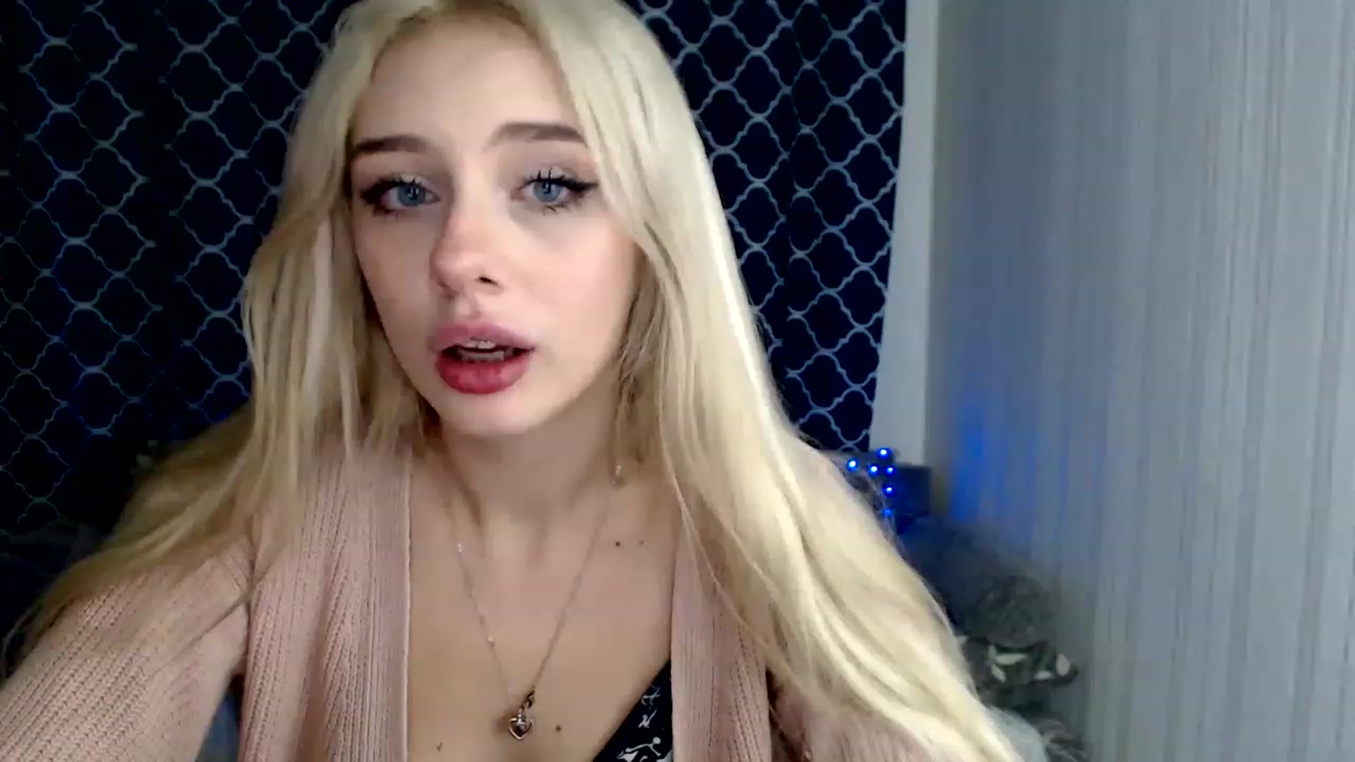 Gallery image thumbnail from Ririma_xo's myfreecams stream on, 11/17/2022, 12:42 image 1 of 20