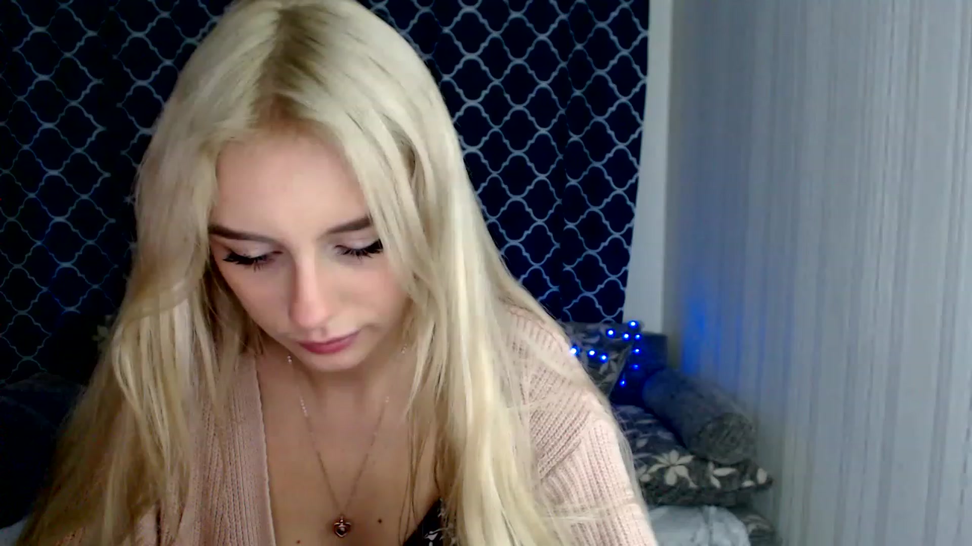 Gallery image thumbnail from Ririma_xo's myfreecams stream on, 11/17/2022, 12:42 image 2 of 20