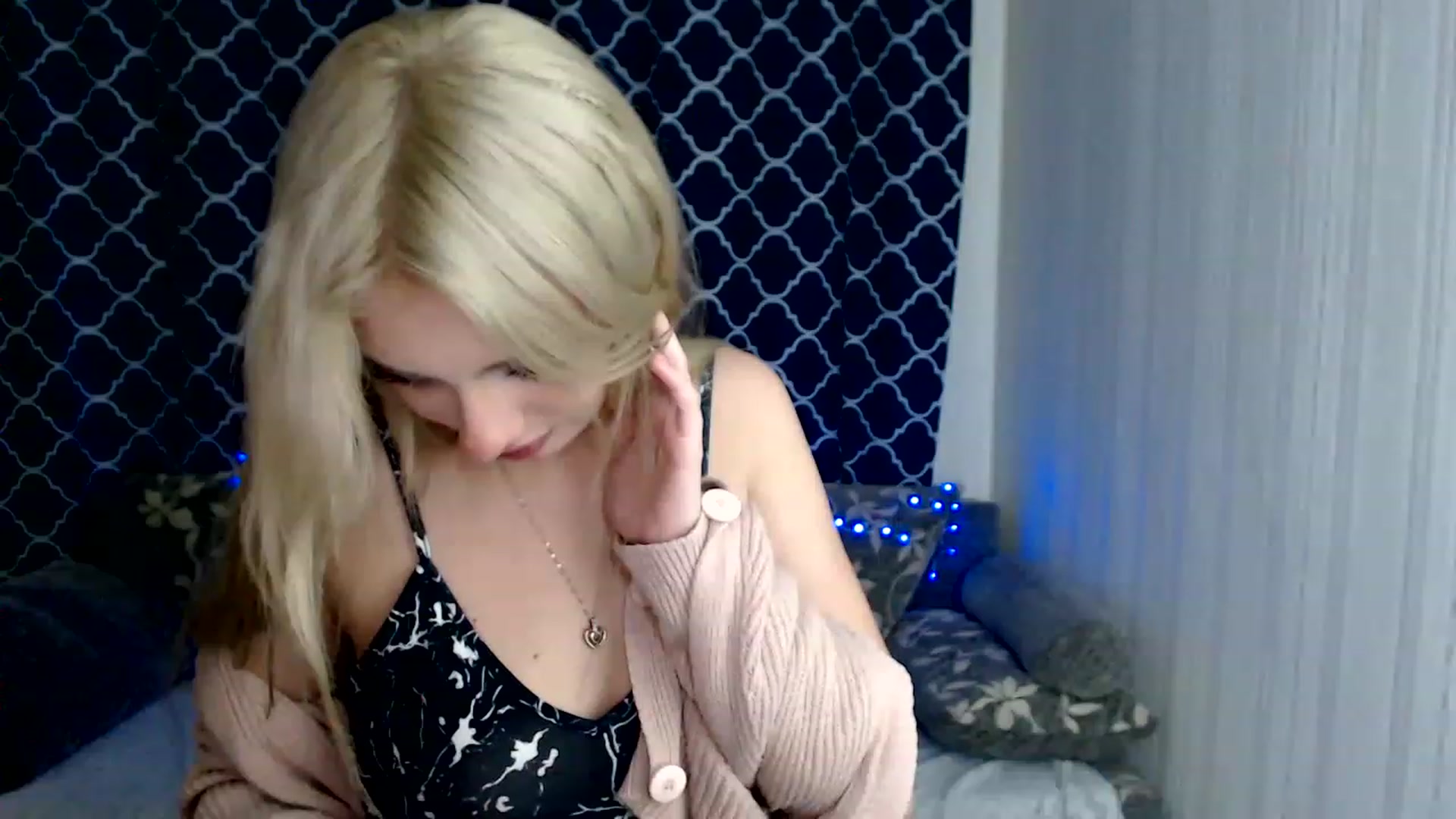 Gallery image thumbnail from Ririma_xo's myfreecams stream on, 11/17/2022, 12:42 image 4 of 20