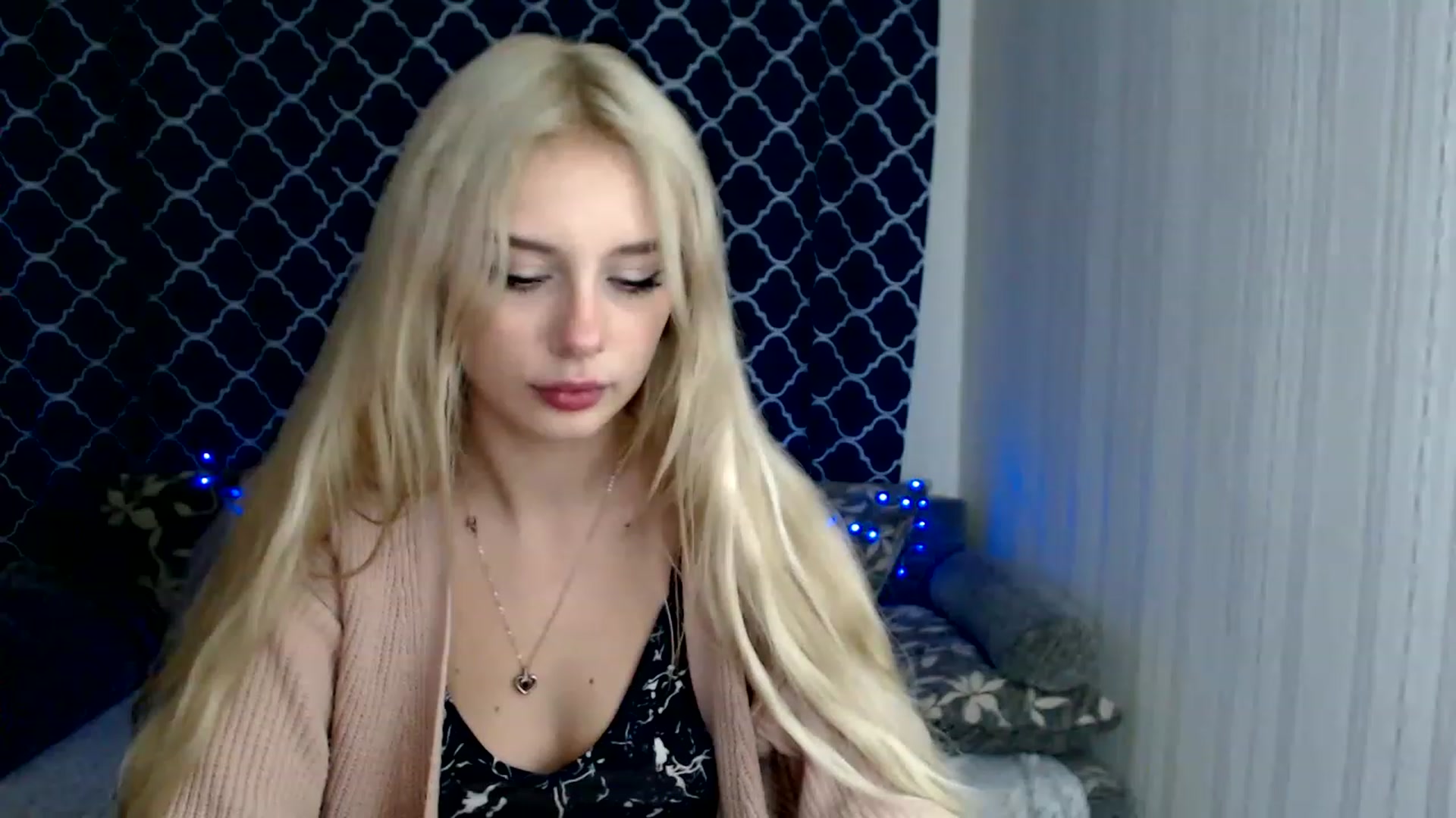 Gallery image thumbnail from Ririma_xo's myfreecams stream on, 11/17/2022, 12:42 image 8 of 20