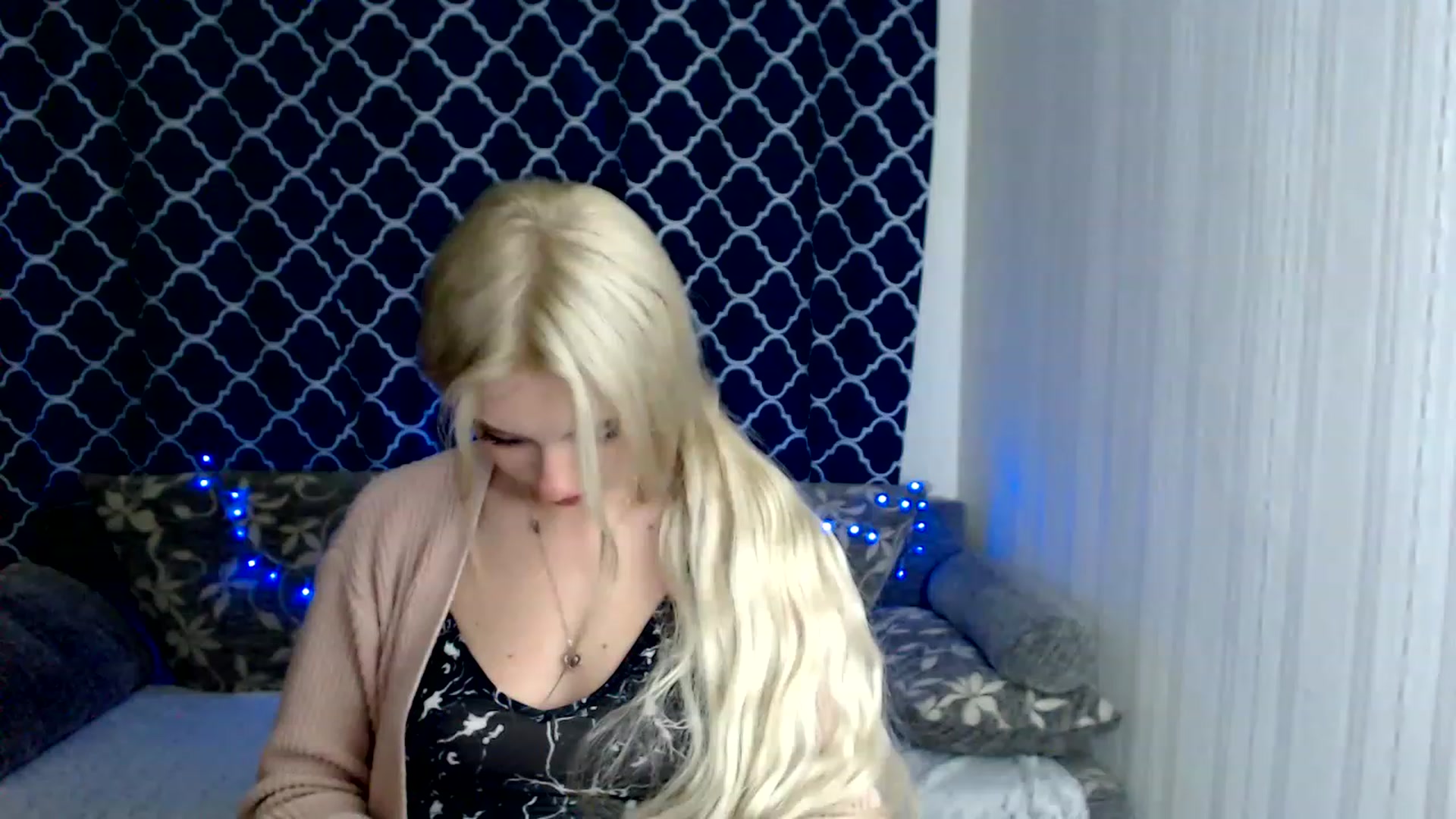 Gallery image thumbnail from Ririma_xo's myfreecams stream on, 11/17/2022, 12:42 image 10 of 20