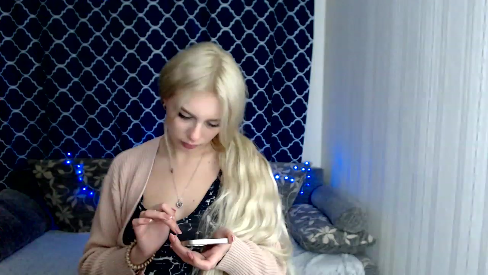 Gallery image thumbnail from Ririma_xo's myfreecams stream on, 11/17/2022, 12:42 image 9 of 20
