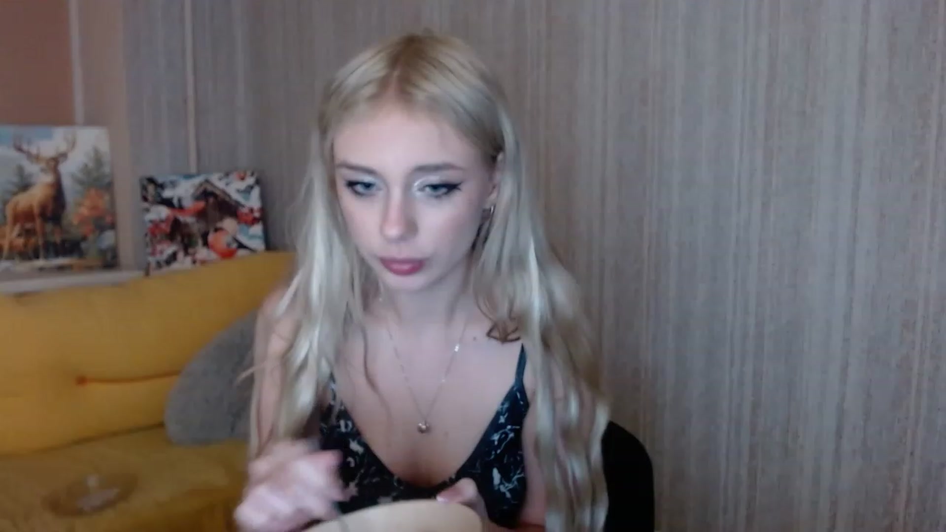 Gallery image thumbnail from Ririma_xo's myfreecams stream on, 11/18/2022, 18:45 image 9 of 20
