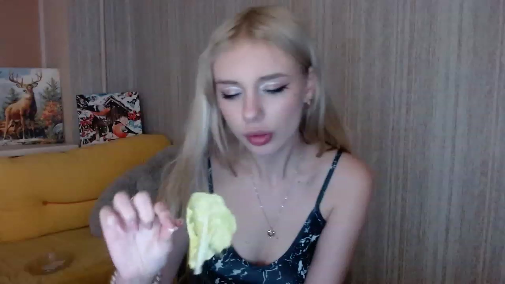 Gallery image thumbnail from Ririma_xo's myfreecams stream on, 11/18/2022, 18:45 image 8 of 20