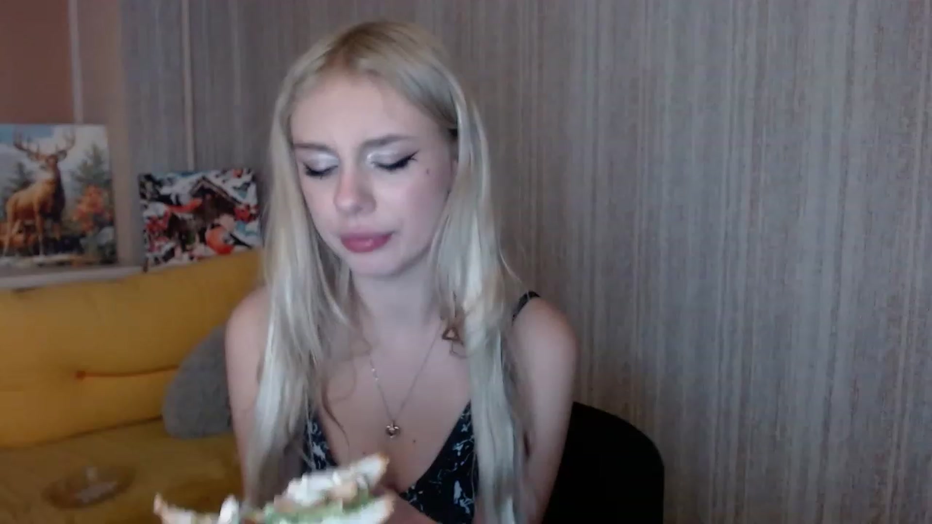 Gallery image thumbnail from Ririma_xo's myfreecams stream on, 11/18/2022, 18:45 image 5 of 20