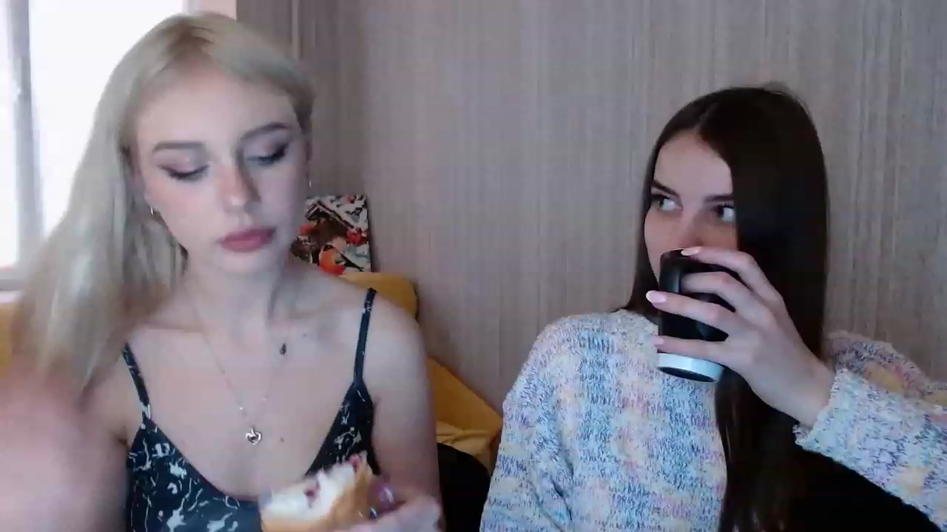 Gallery image thumbnail from Ririma_xo's myfreecams stream on, 11/22/2022, 10:23 image 15 of 20