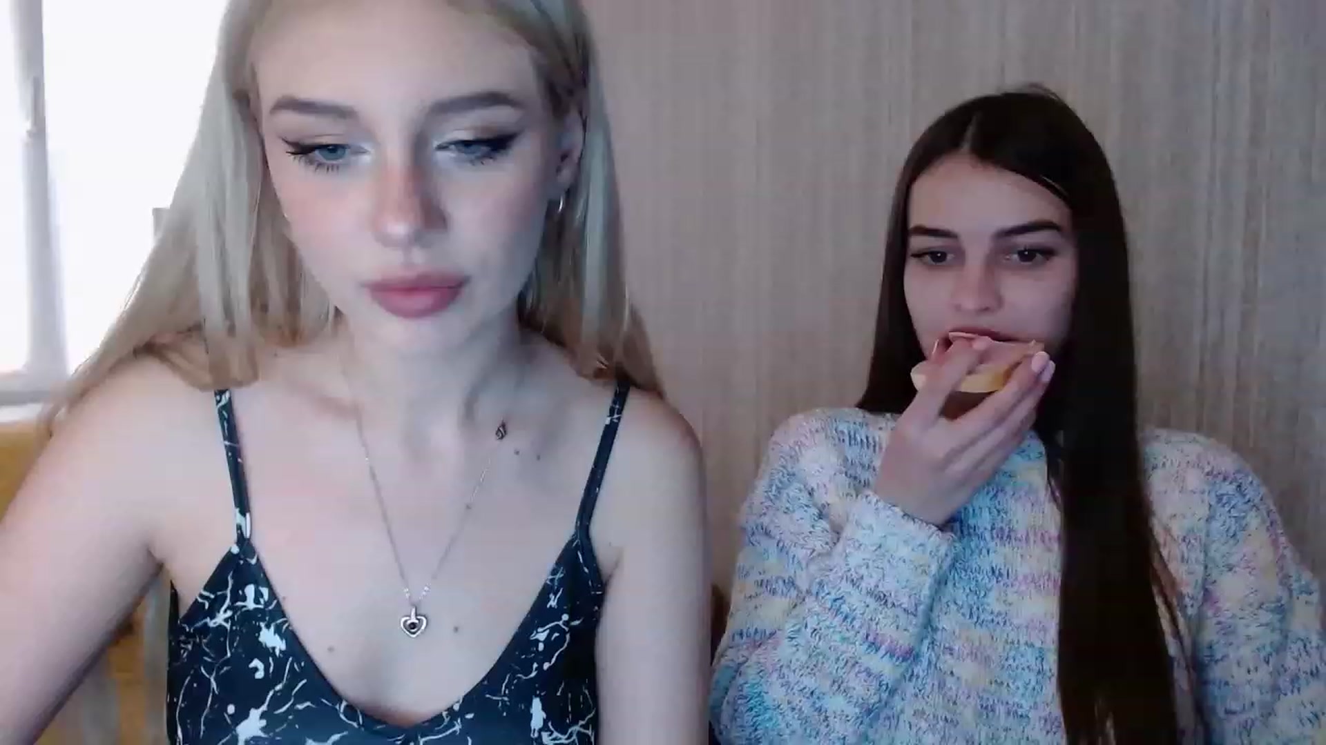 Gallery image thumbnail from Ririma_xo's myfreecams stream on, 11/22/2022, 10:23 image 5 of 20