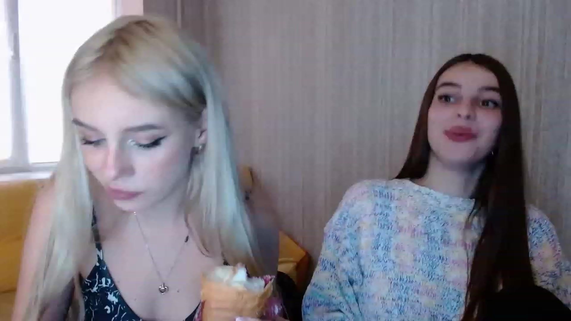 Gallery image thumbnail from Ririma_xo's myfreecams stream on, 11/22/2022, 10:23 image 14 of 20