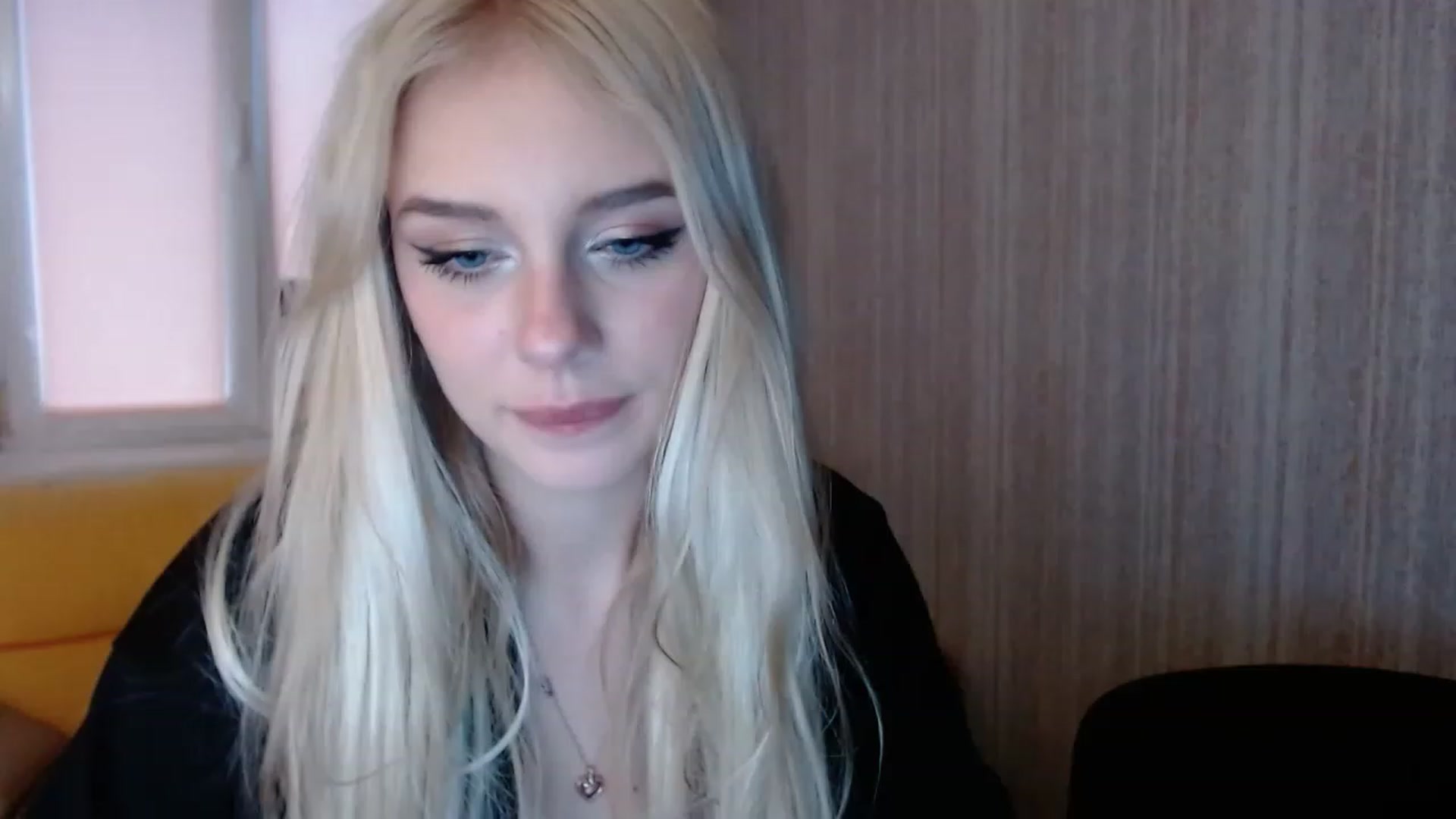 Gallery image thumbnail from Ririma_xo's myfreecams stream on, 11/22/2022, 12:29 image 6 of 20