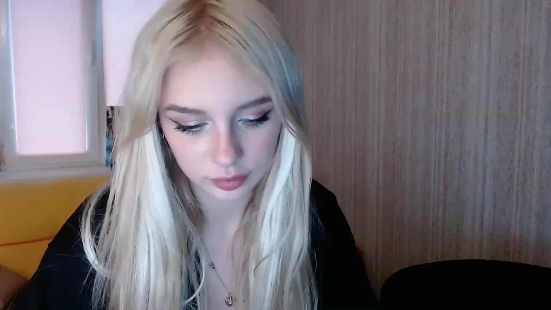 Gallery image thumbnail from Ririma_xo's myfreecams stream on, 11/22/2022, 12:29 image 8 of 20