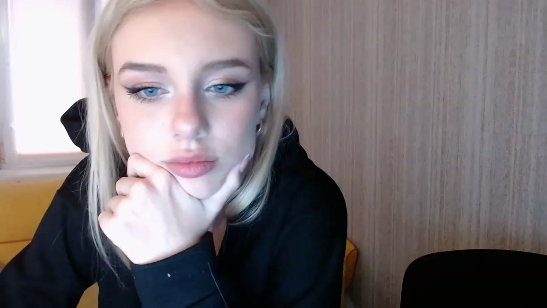Gallery image thumbnail from Ririma_xo's myfreecams stream on, 11/22/2022, 12:29 image 4 of 20