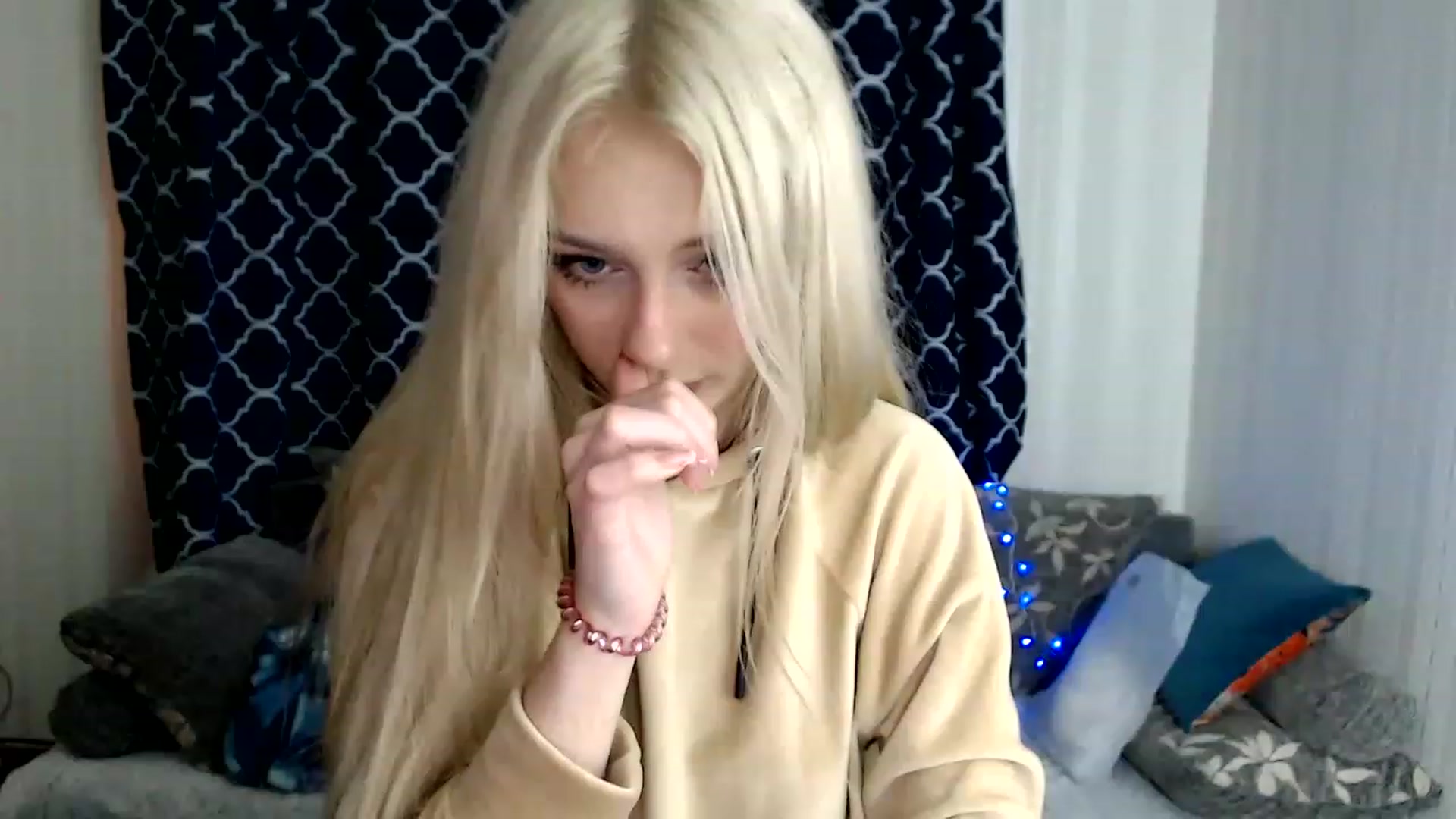 Gallery image thumbnail from Ririma_xo's myfreecams stream on, 11/25/2022, 09:35 image 7 of 20