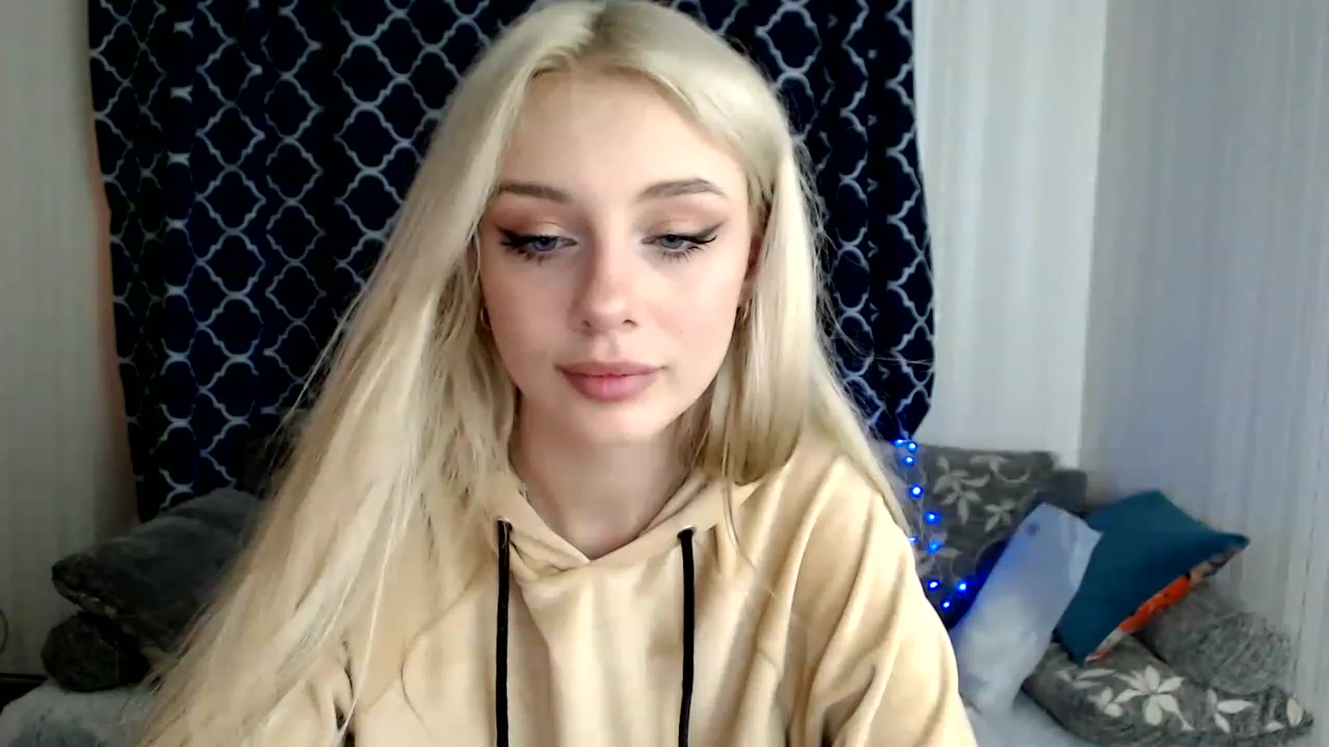 Gallery image thumbnail from Ririma_xo's myfreecams stream on, 11/25/2022, 09:35 image 8 of 20