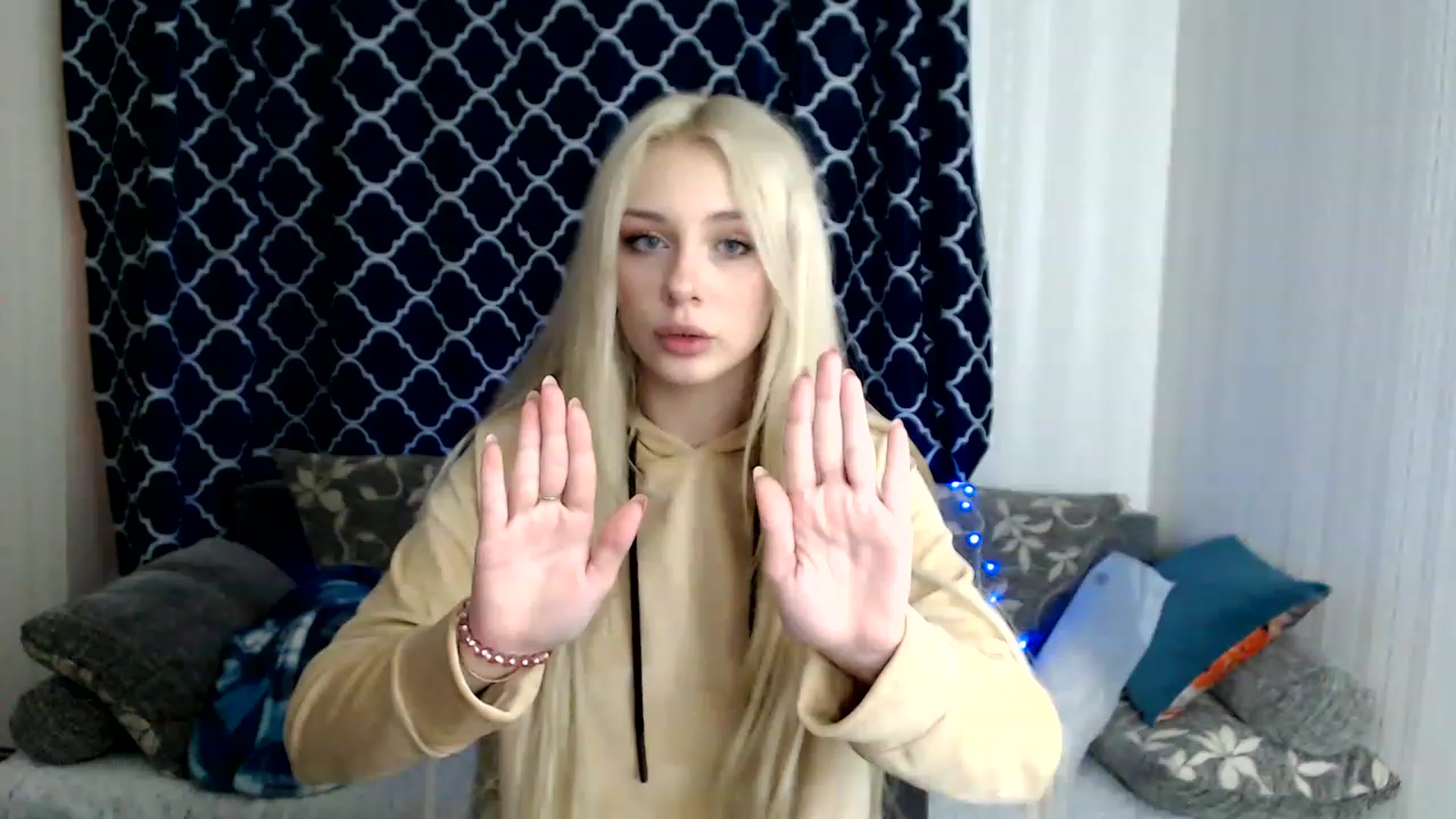 Gallery image thumbnail from Ririma_xo's myfreecams stream on, 11/25/2022, 09:35 image 12 of 20