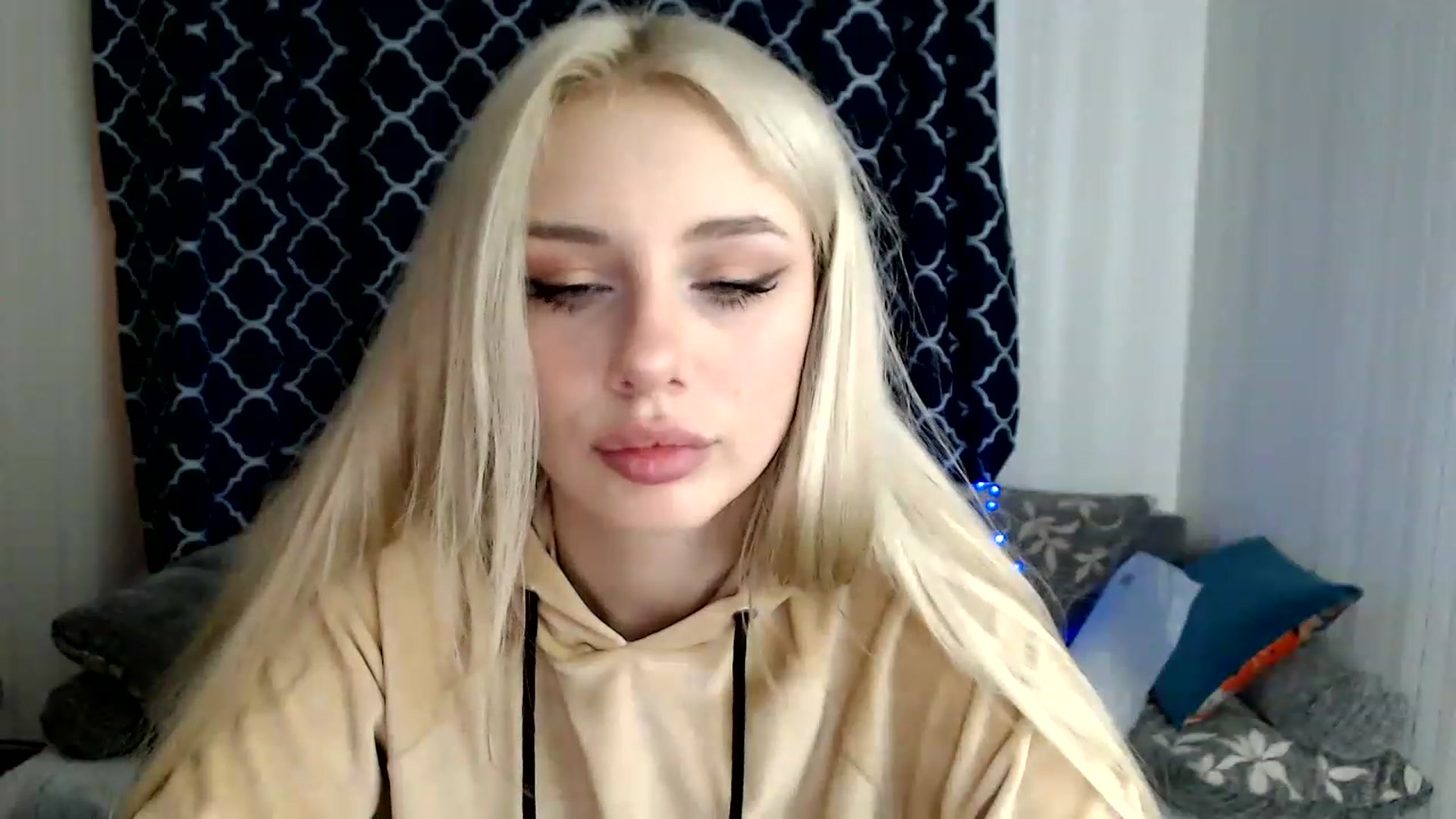 Gallery image thumbnail from Ririma_xo's myfreecams stream on, 11/25/2022, 09:35 image 9 of 20