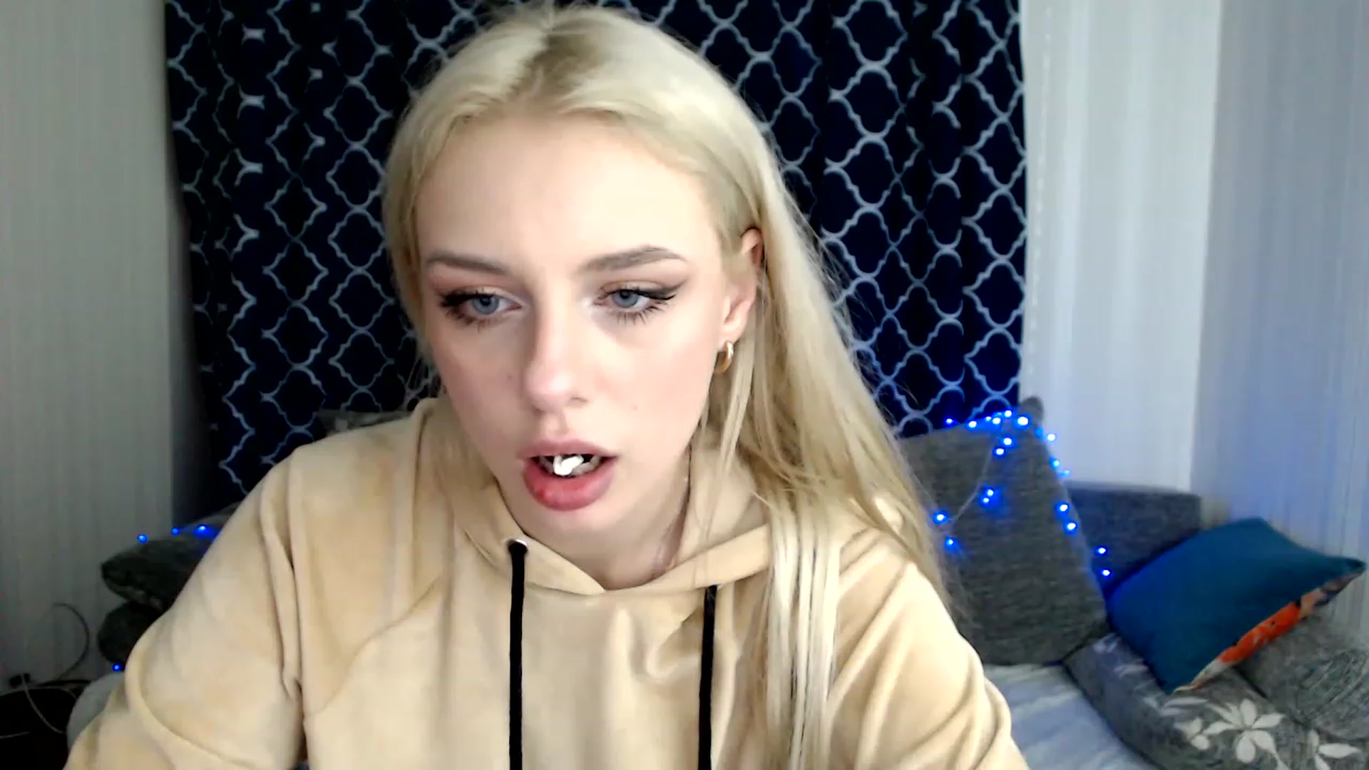 Gallery image thumbnail from Ririma_xo's myfreecams stream on, 11/25/2022, 13:03 image 16 of 20