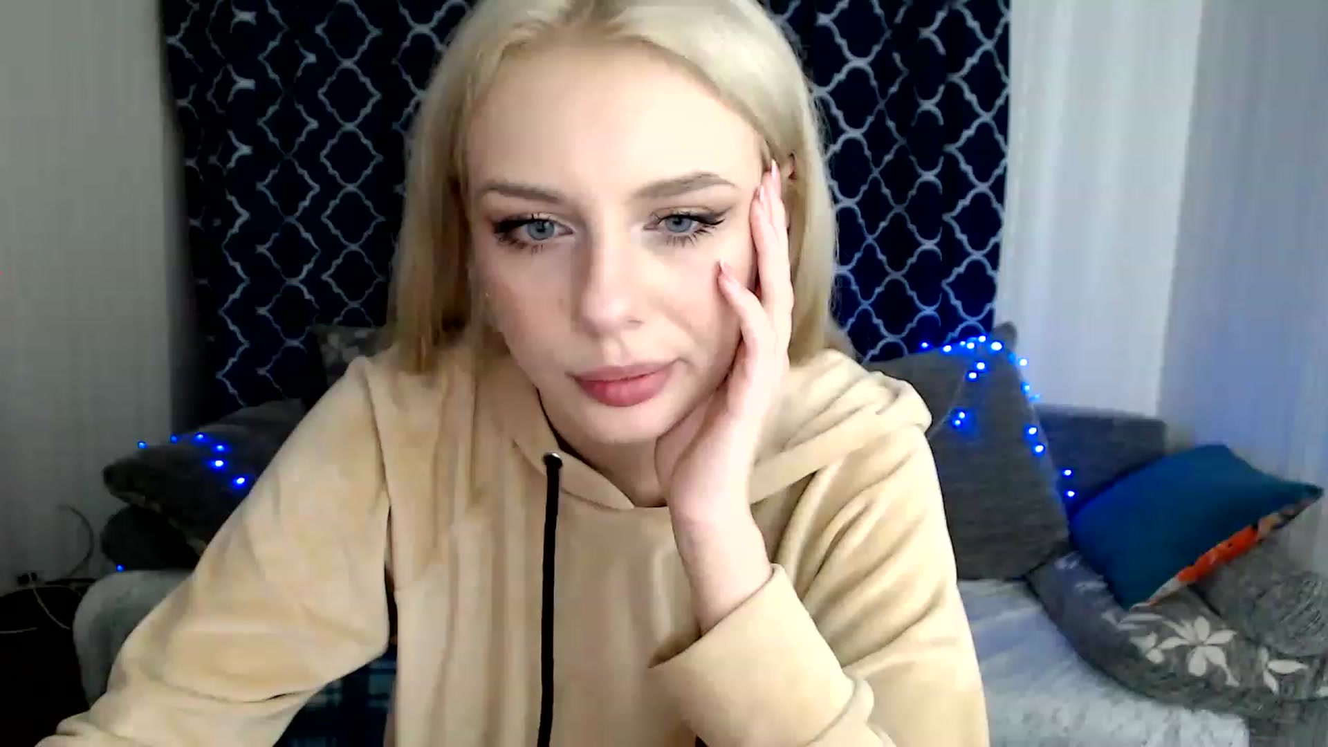 Gallery image thumbnail from Ririma_xo's myfreecams stream on, 11/25/2022, 13:03 image 6 of 20